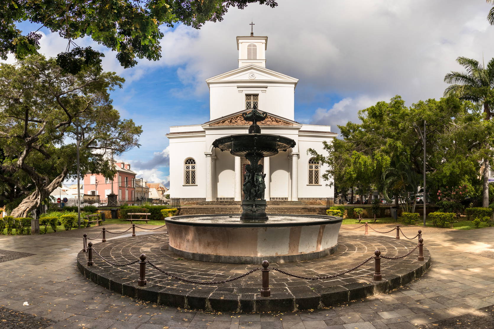 Panorama katedry św. Jakuba w Curepipe z fontanną na pierwszym planie.