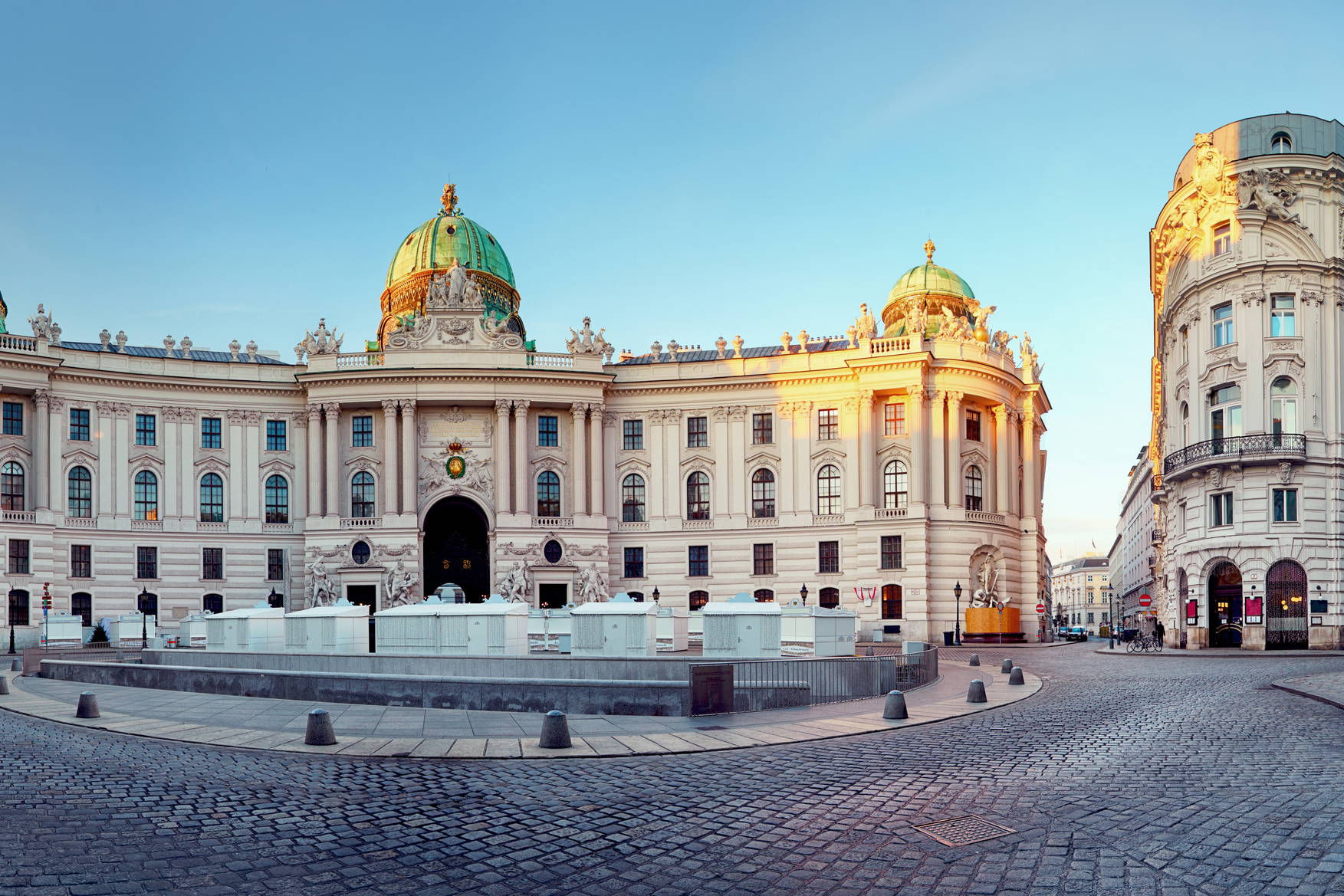 Panorama Hofburga w Wiedniu w słoneczny dzień.