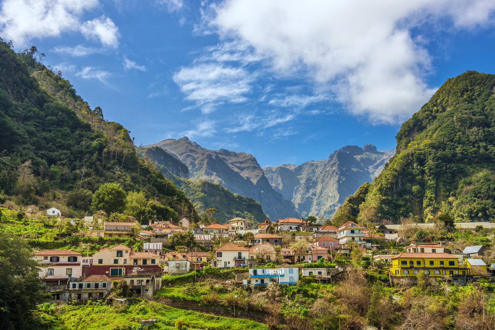 Krajobraz Madery: wioska w dolinie górskiej.