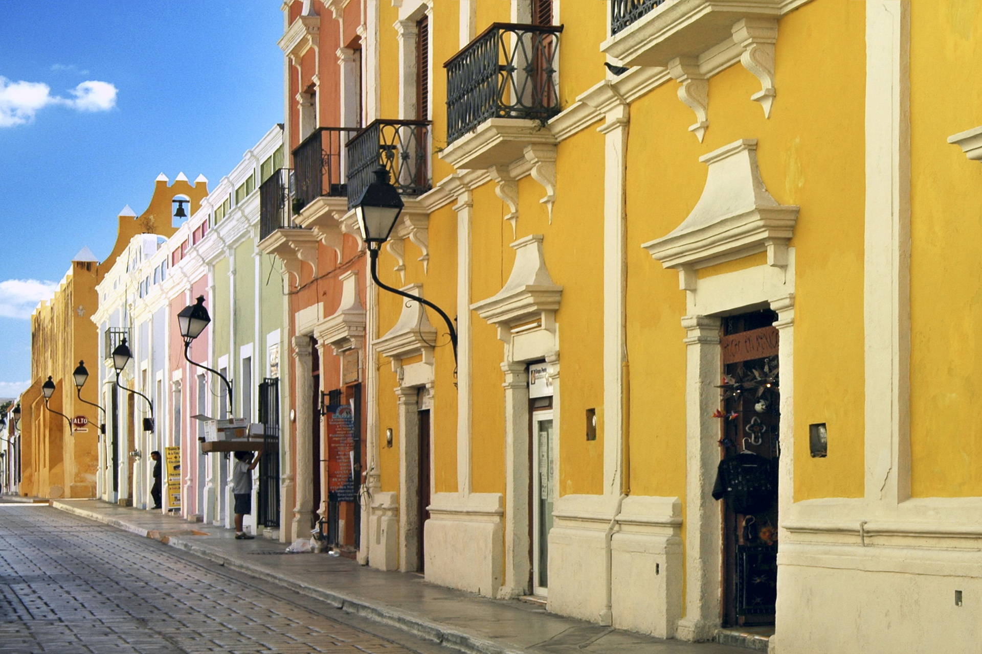 Kolorowe budynki przy ulicy w Campeche w Meksyku.