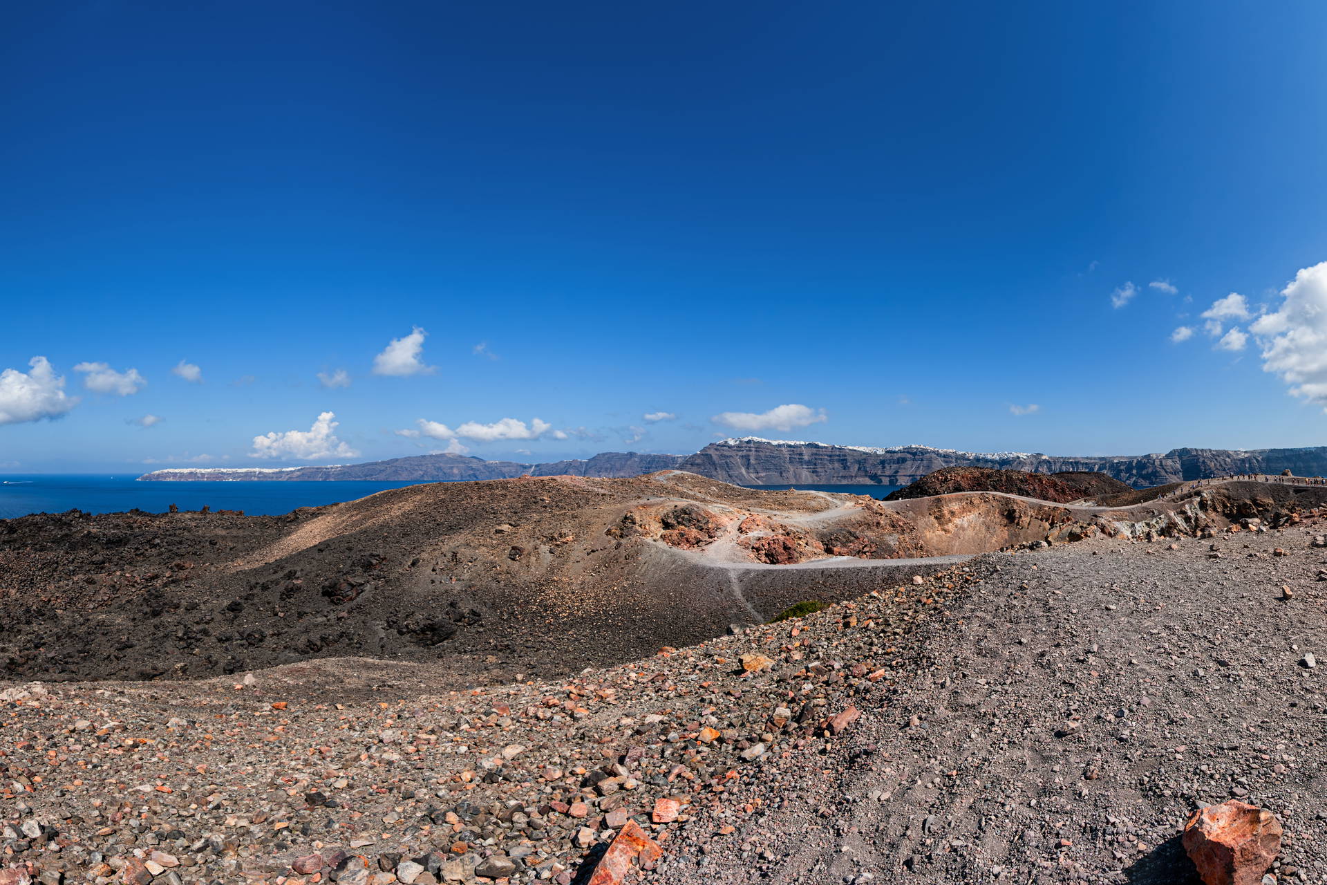 Widok z wulkanicznej wyspy Nea Kameni na kalderę Santorini.