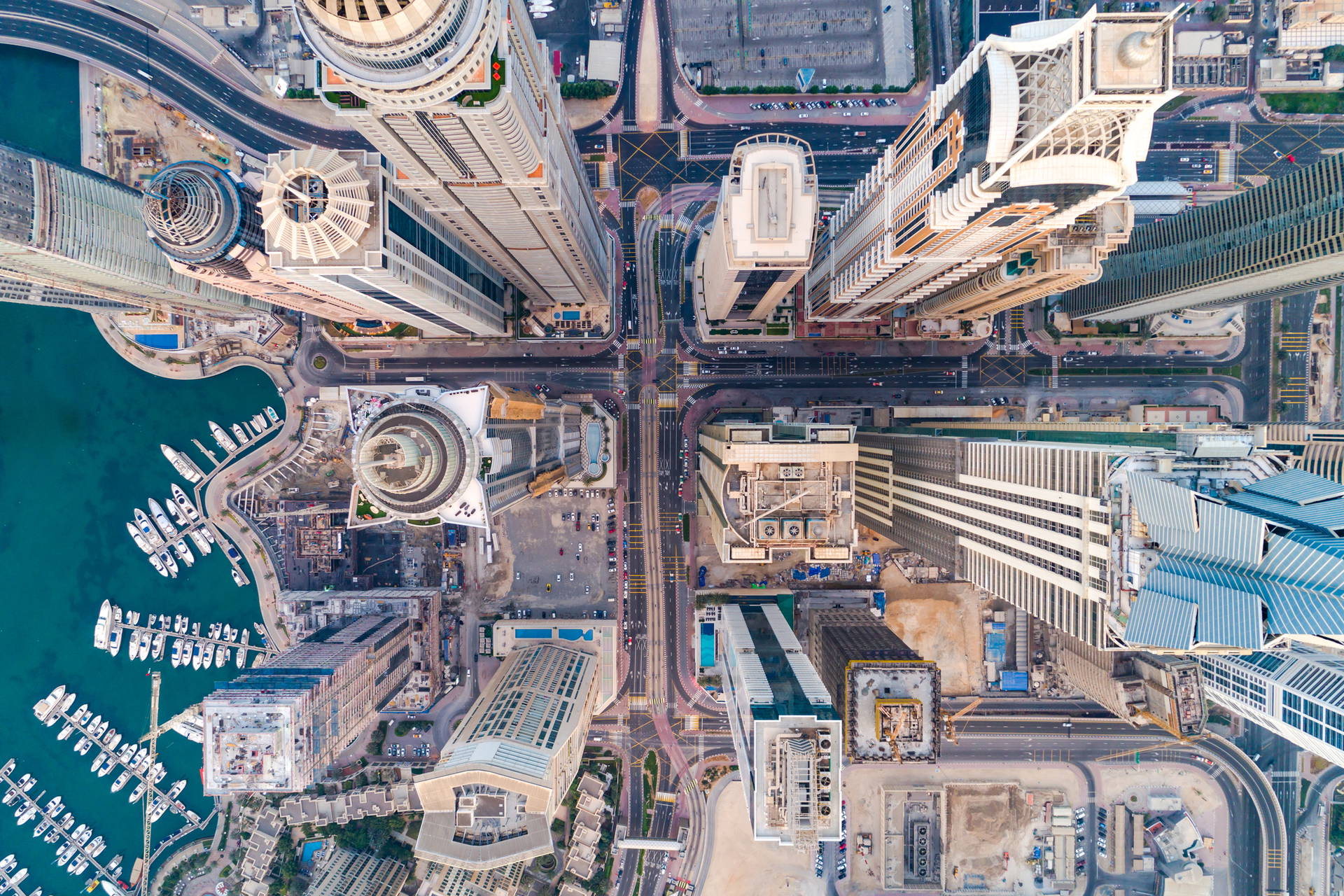 Dubai Marina z lotu ptaka: drapacze chmur i łodzie.