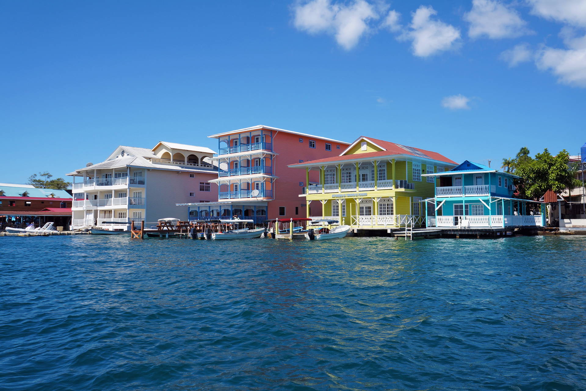 Kolorowe budynki na wodzie w Bocas del Toro, Panama.