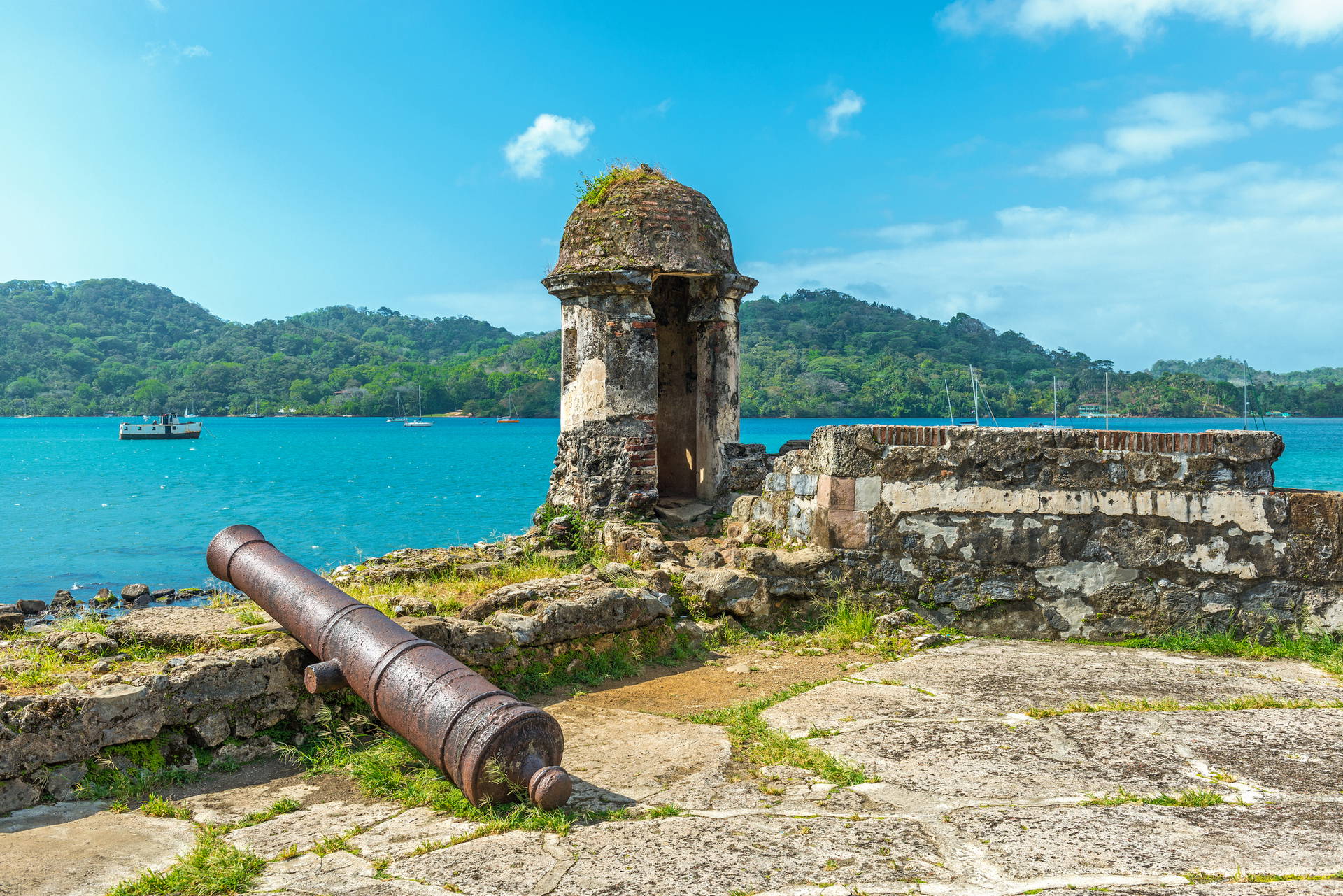 Armata i wieża strażnicza w Portobelo, Panama.
