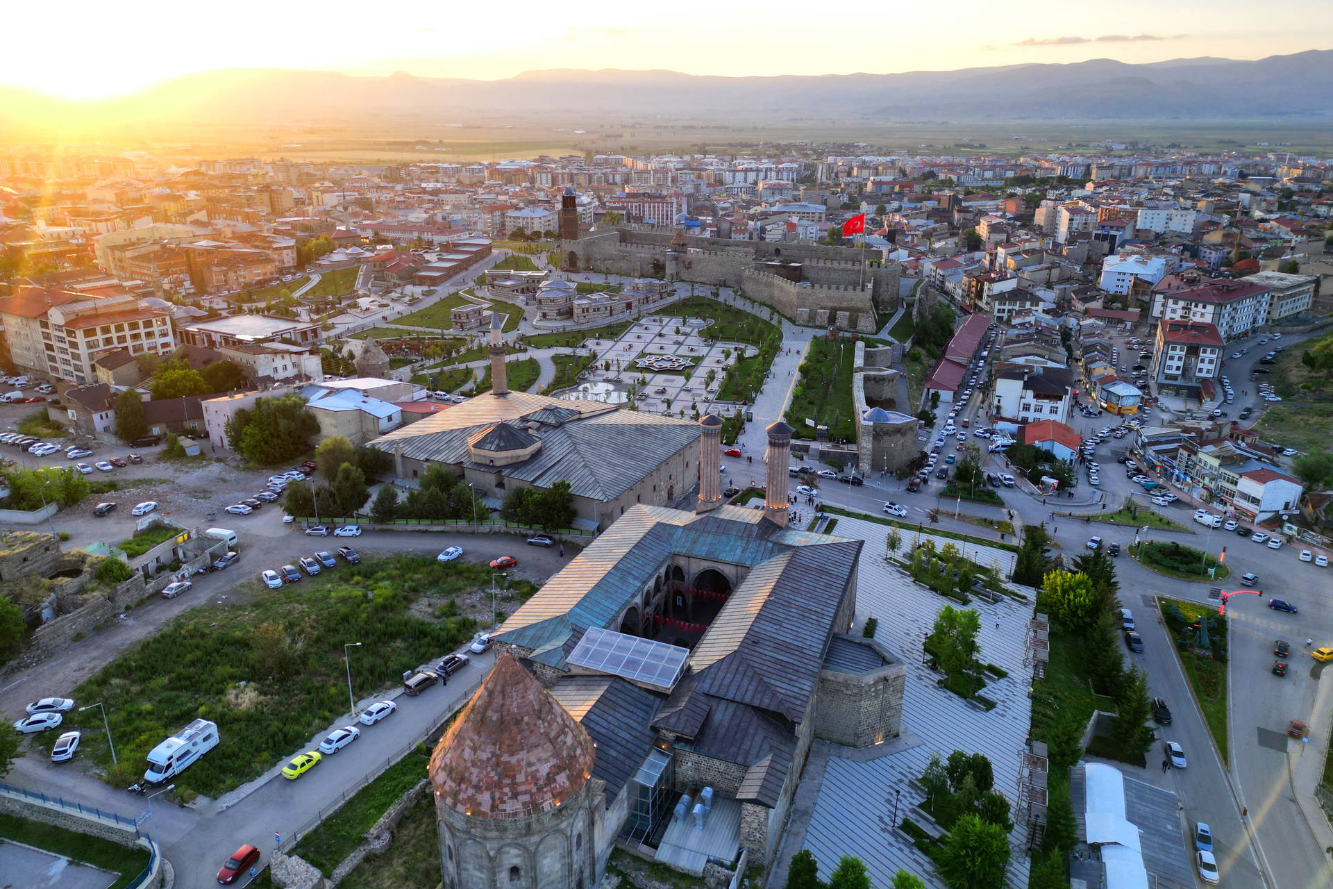 Panorama Karsu w Turcji z lotu ptaka. Widok na zamek Kars.