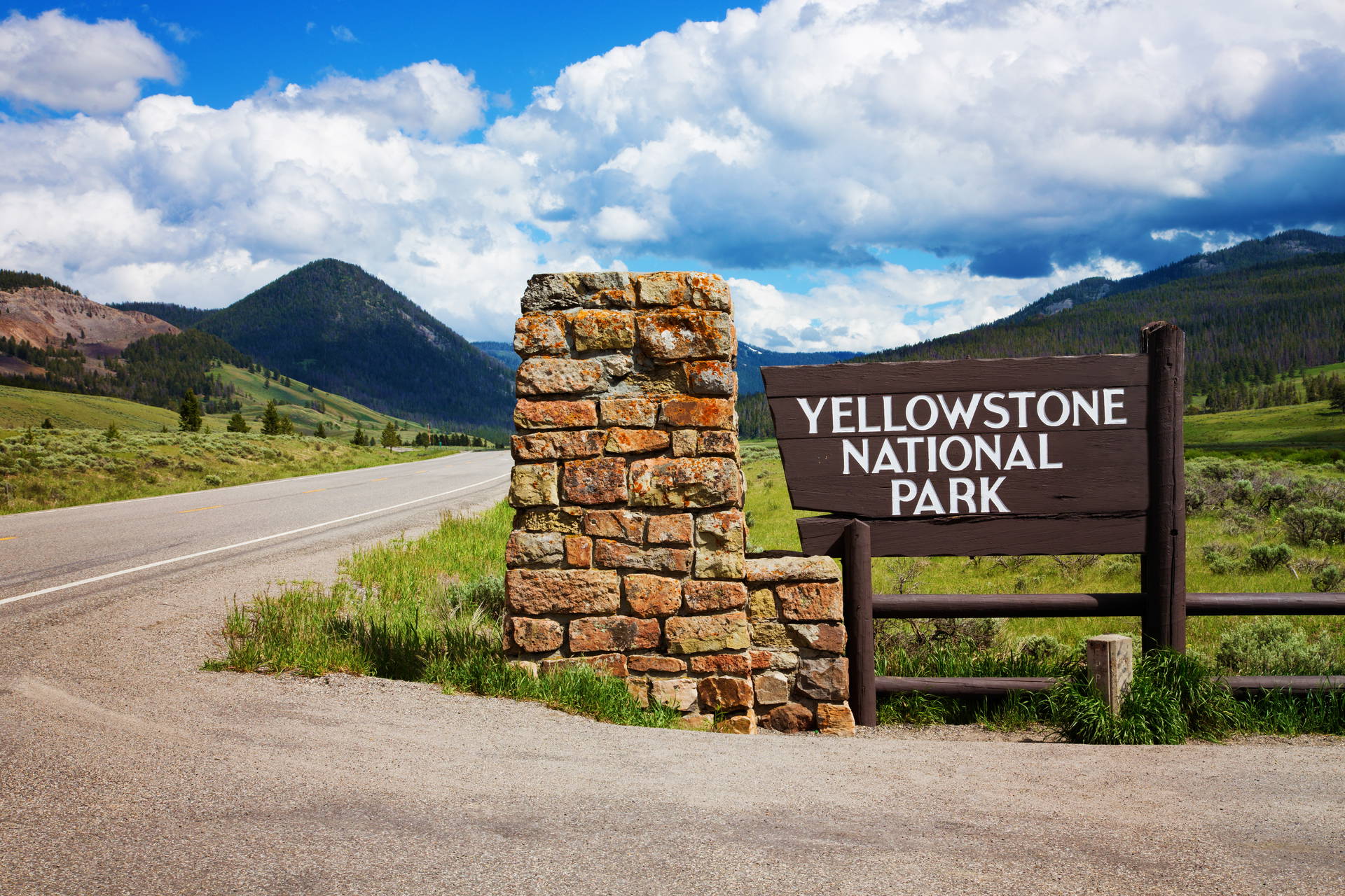 Tablica z nazwą Parku Narodowego Yellowstone.