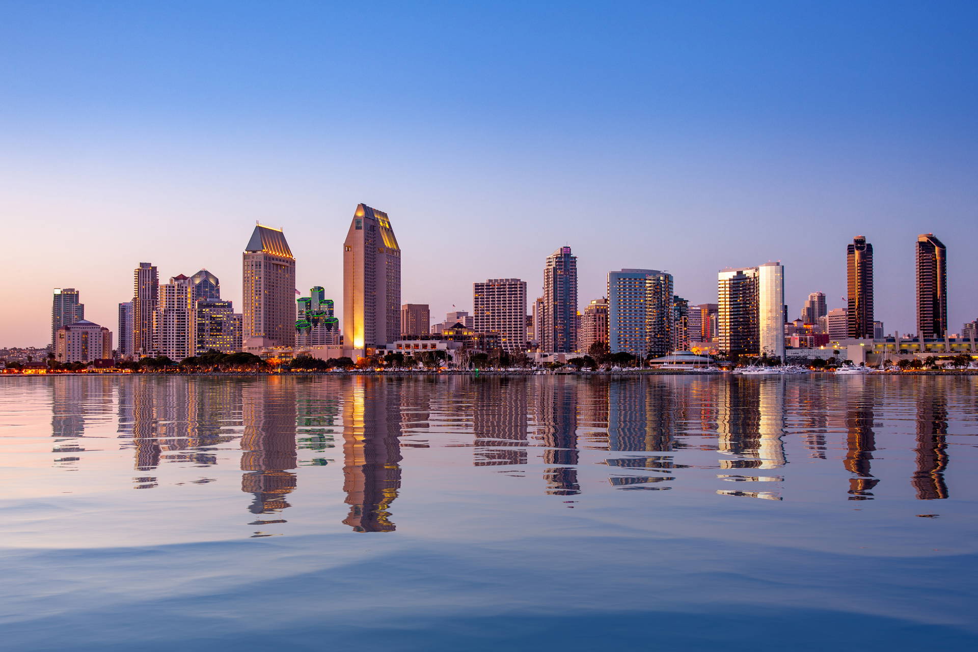 Panorama San Diego odbijająca się w spokojnej wodzie o zmierzchu.