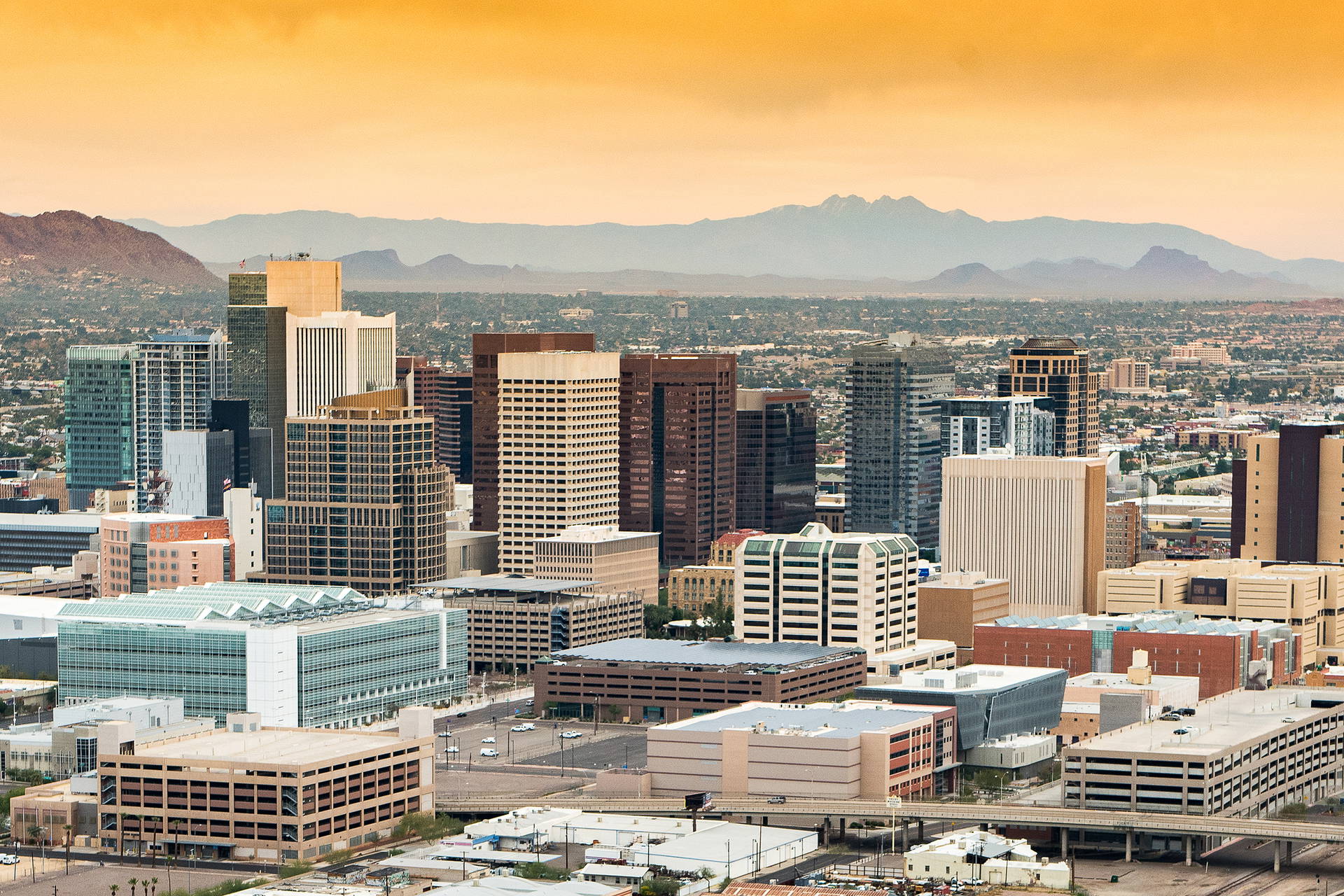 Panorama Phoenix w Arizonie z górami w tle.