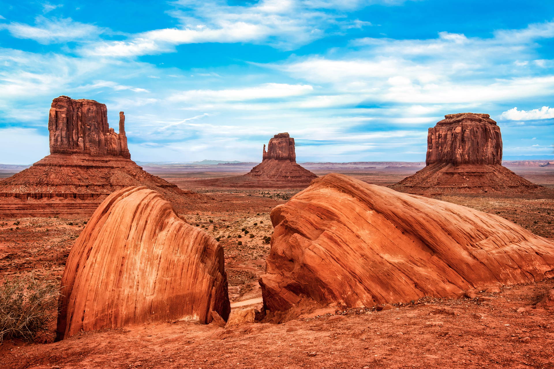 Monument Valley - widok na formacje skalne.