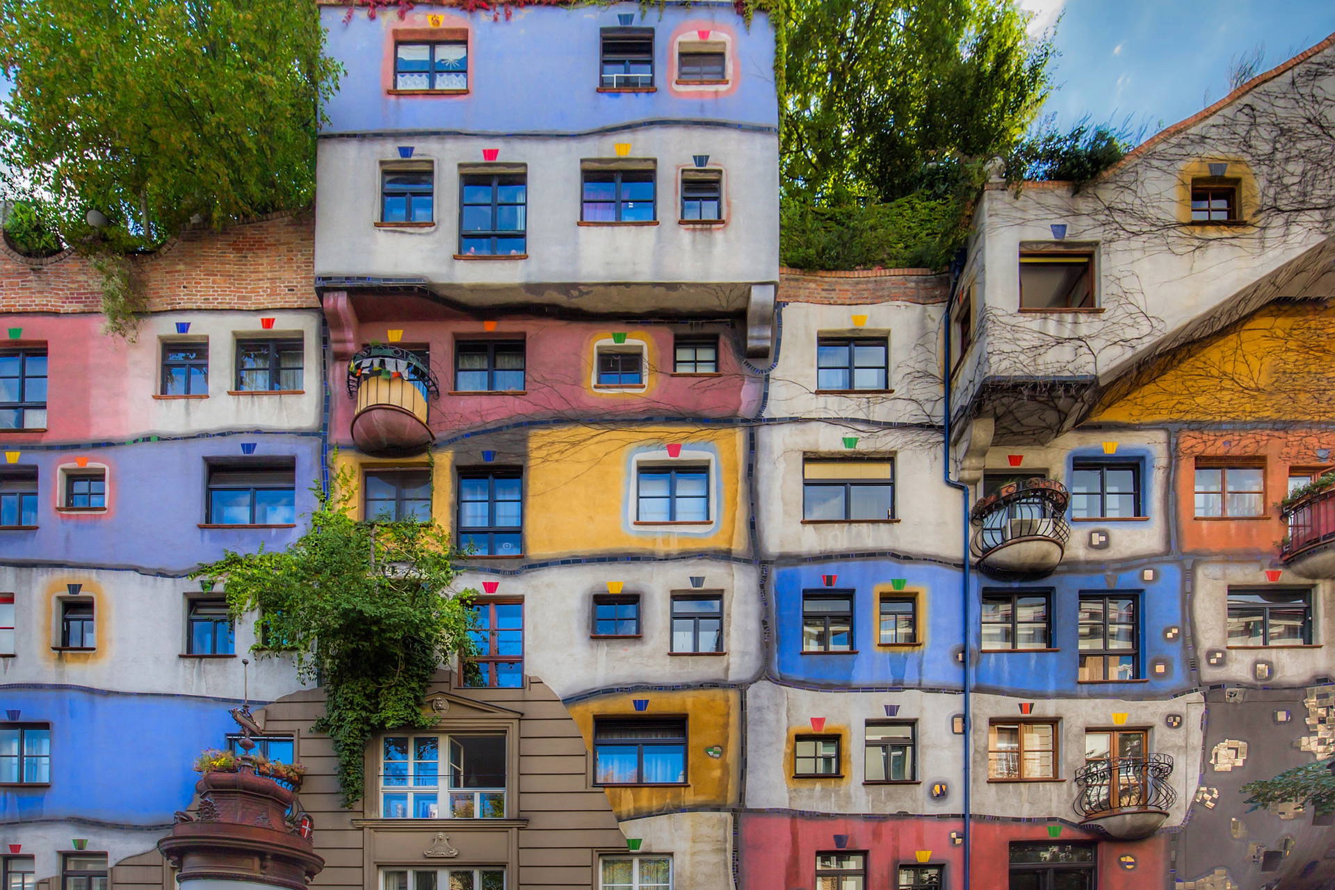 Kolorowa fasada budynku Hundertwasserhaus w Wiedniu.