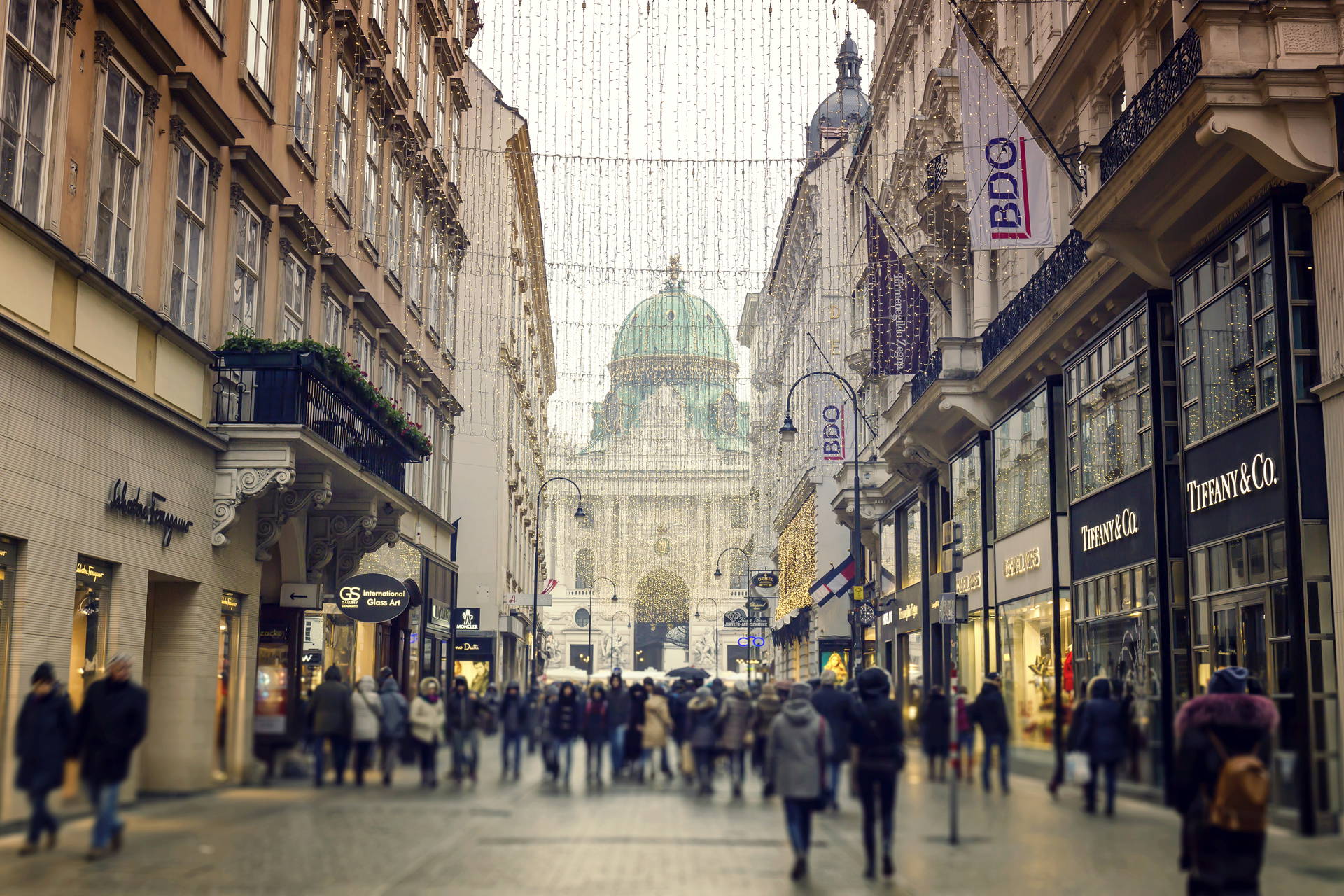 Ulica Kohlmarkt w Wiedniu z widokiem na kopułę Hofburgu.