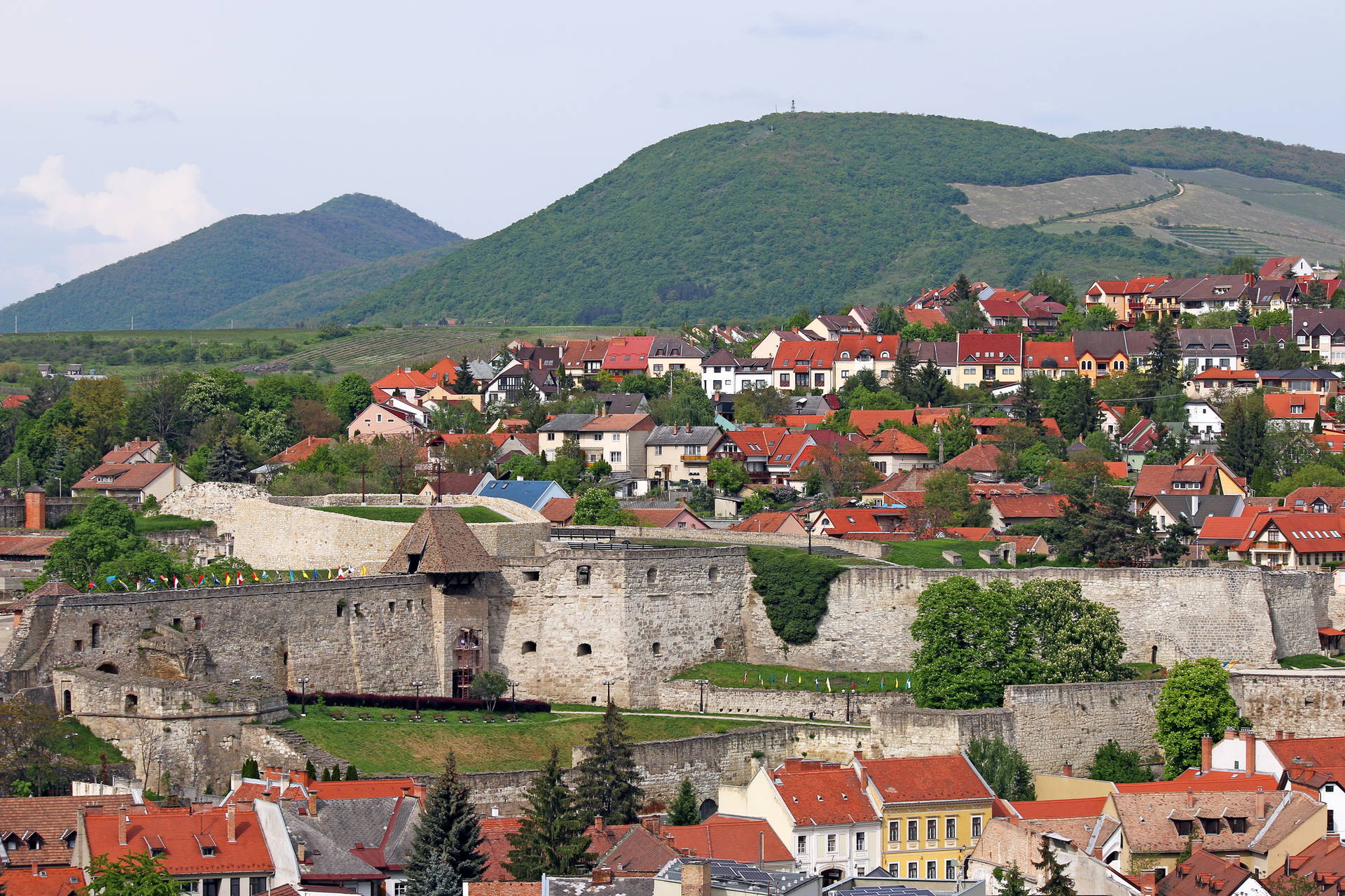 Panorama Egeru z zamkiem na wzgórzu.