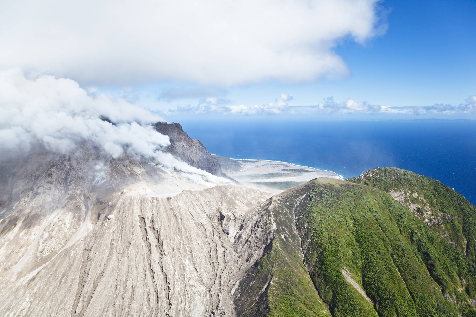 Zdjęcie lotnicze wulkanu Soufriere Hills na wyspie Montserrat.