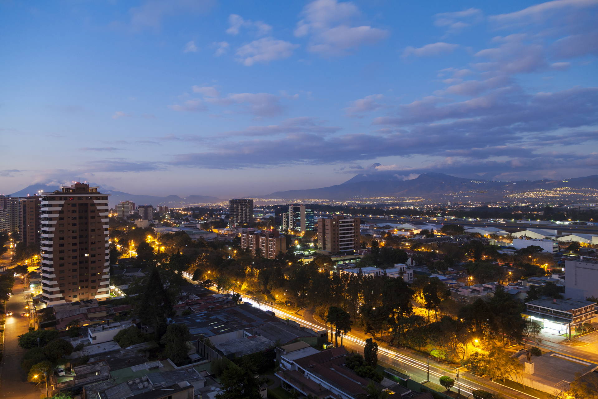 Panorama nocna miasta Gwatemala.