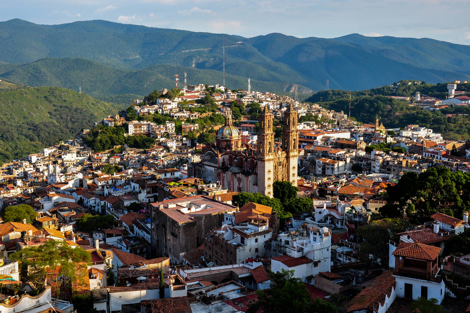 Taxco w Meksyku z barokowym kościołem Santa Prisca w tle.