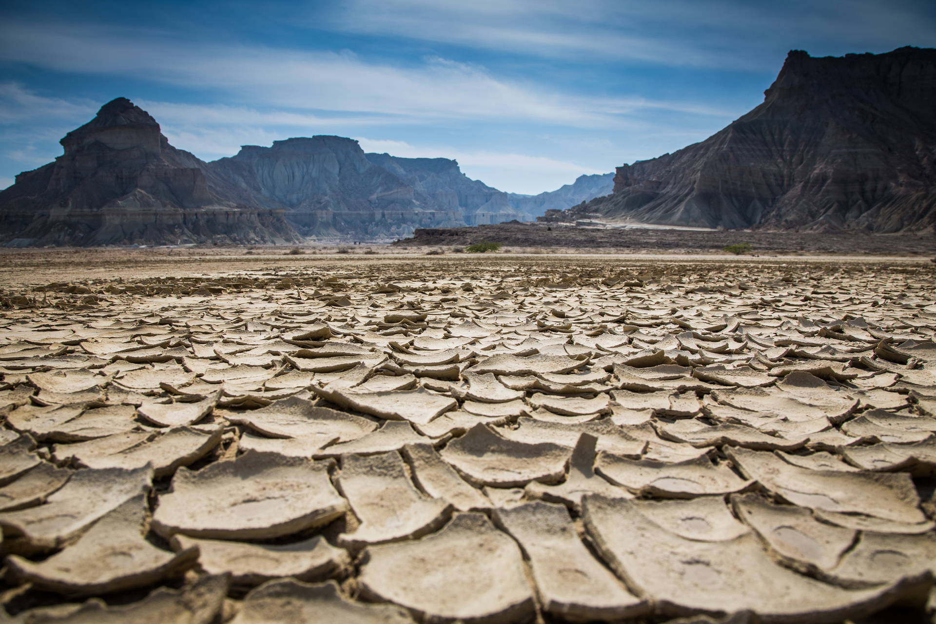 Wyschnięta ziemia i góry w oddali.
