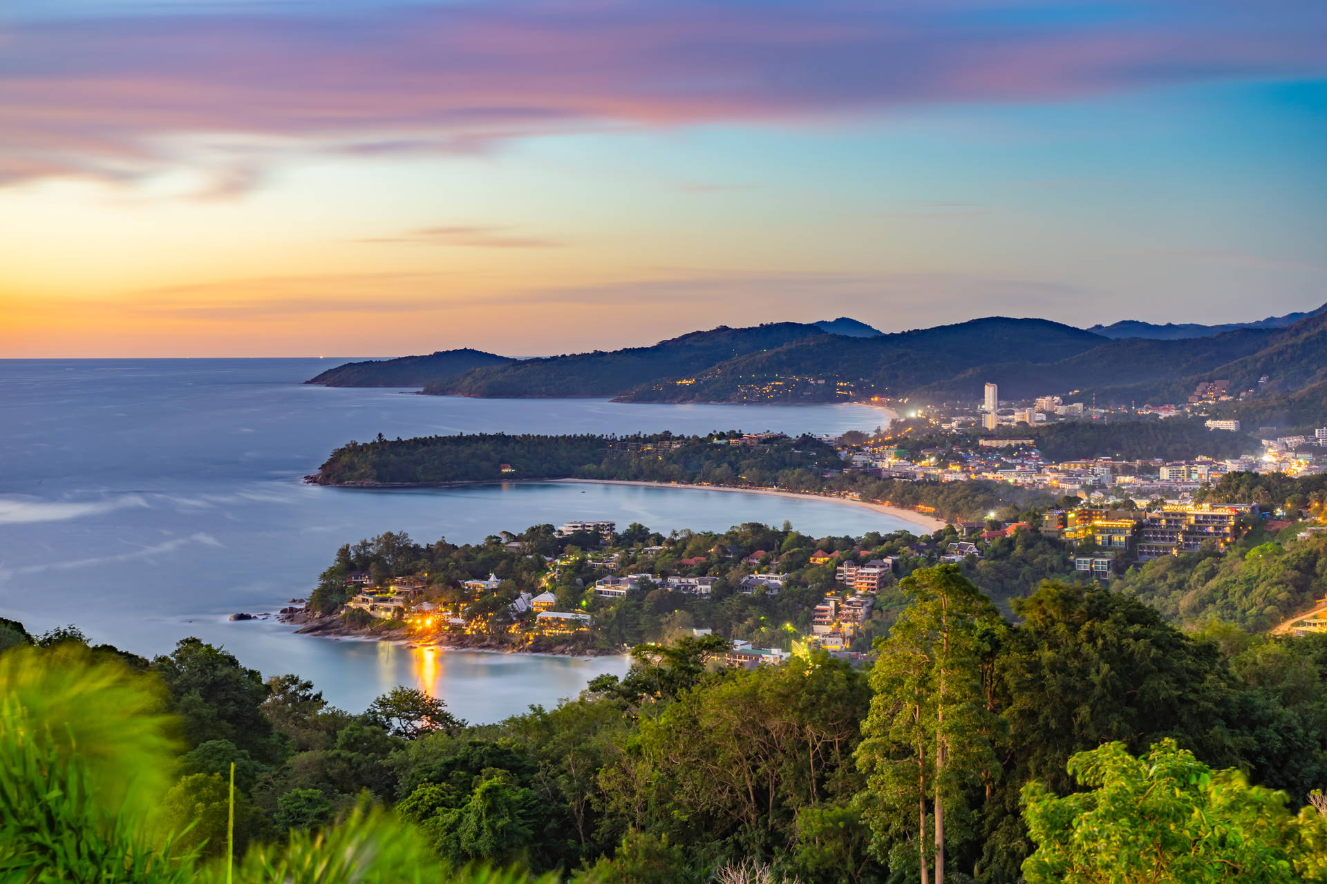 Zatoka Patong w Tajlandii o zmierzchu.