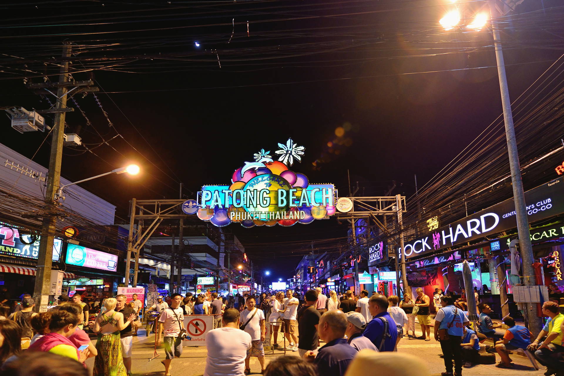 Tłum ludzi na plaży Patong w Phuket, Tajlandia, nocą.