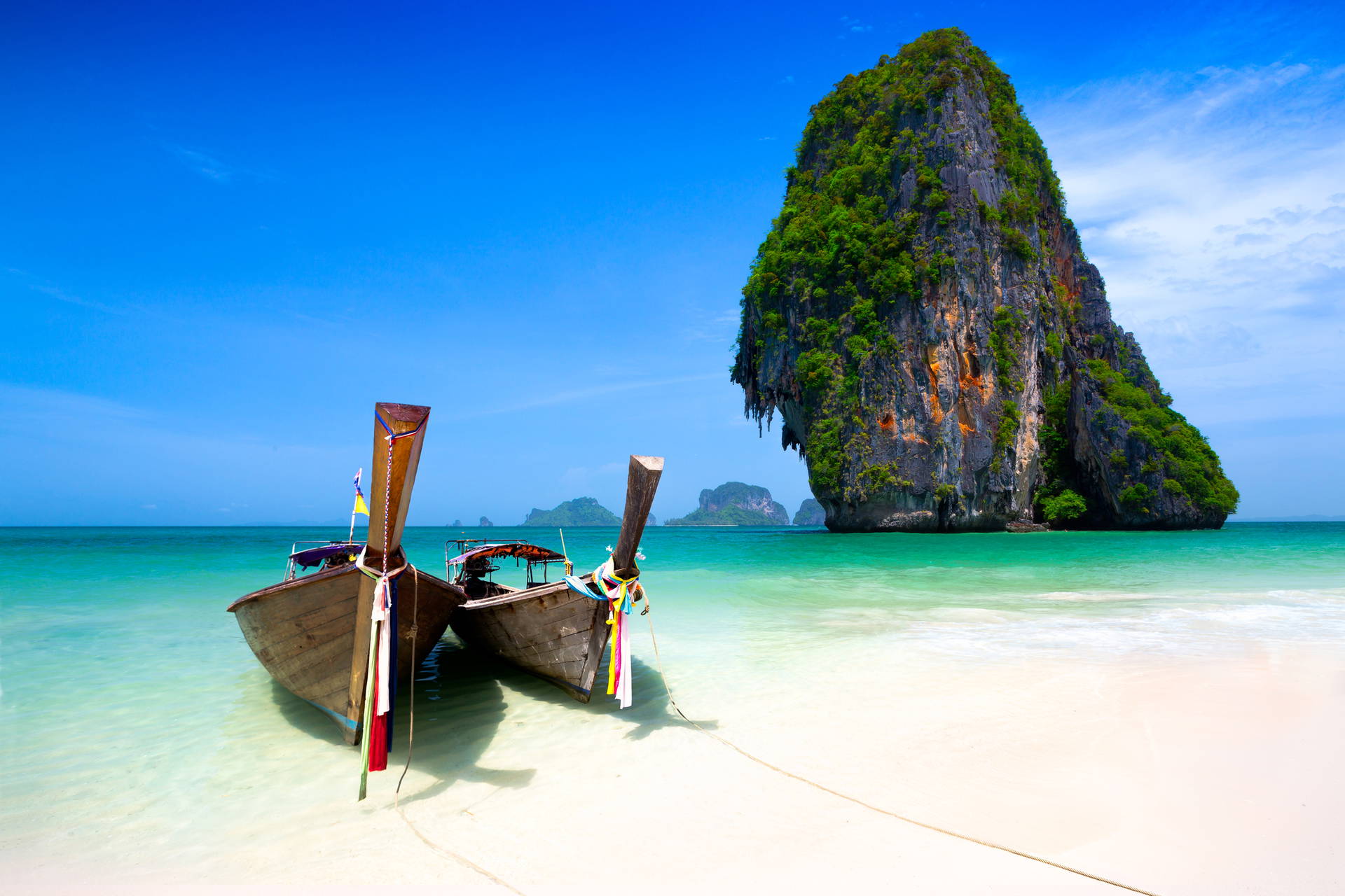 Dwie łodzie na plaży Railay, Tajlandia.