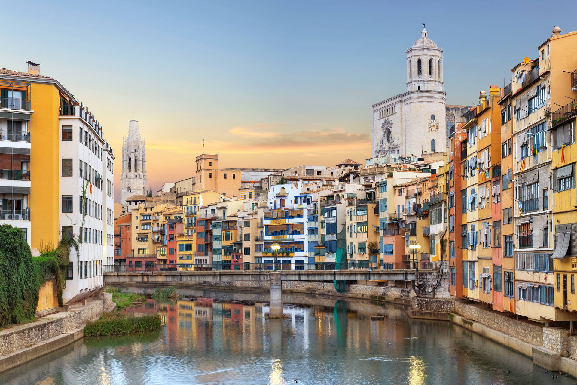 Kolorowe budynki w Gironie nad rzeką Onyar.