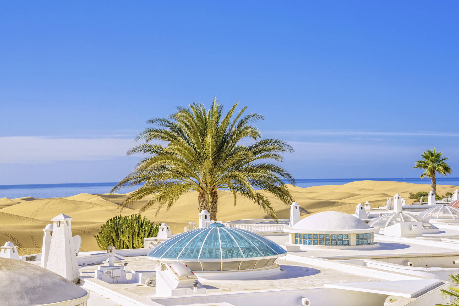 Białe dachy budynków z widokiem na wydmy Maspalomas.