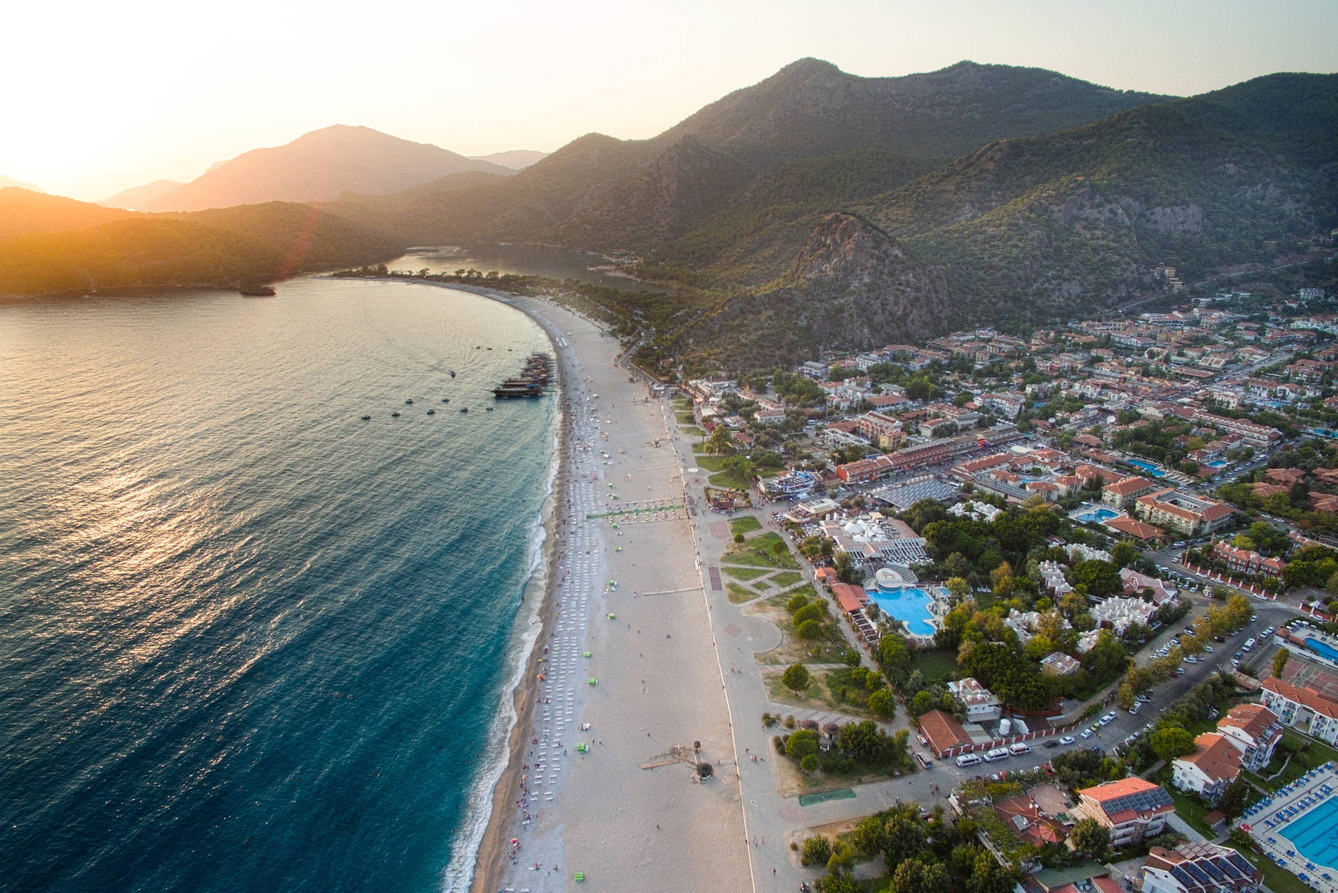 Zdjęcie lotnicze plaży Ölüdeniz w Turcji o zachodzie słońca.