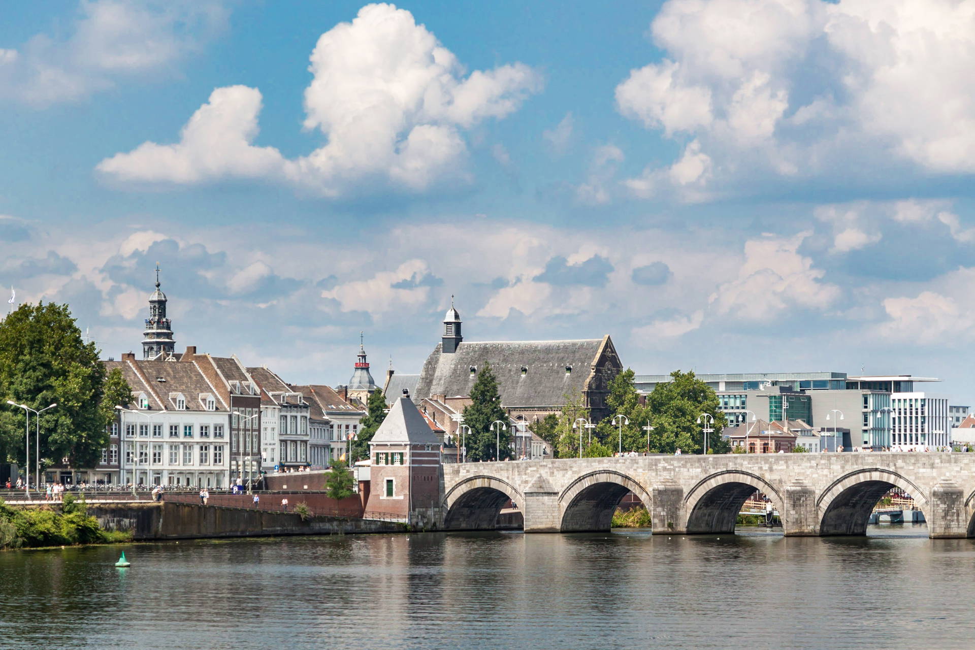 Widok na Maastricht z rzeką Mozą i mostem świętego Serwacego.