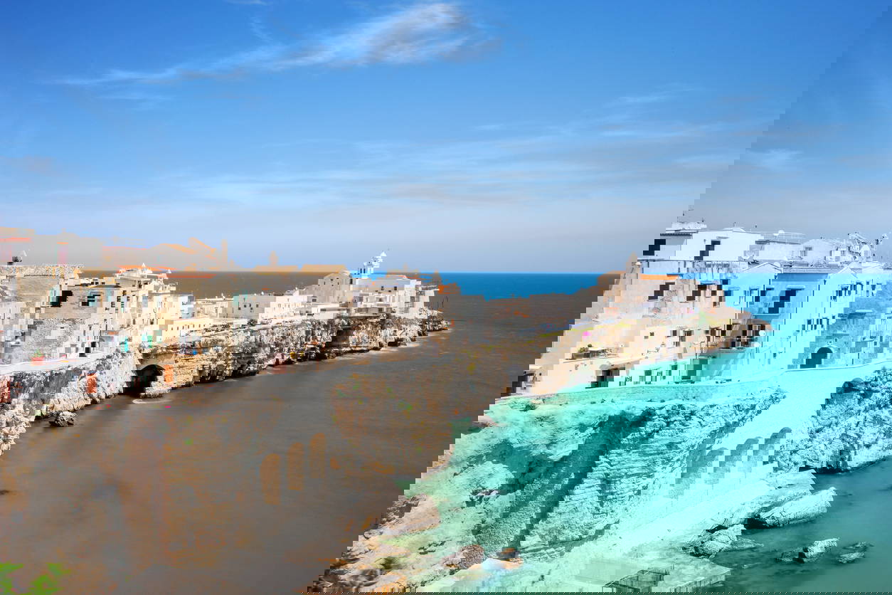 Miasto Vieste we Włoszech położone na klifie z widokiem na morze.