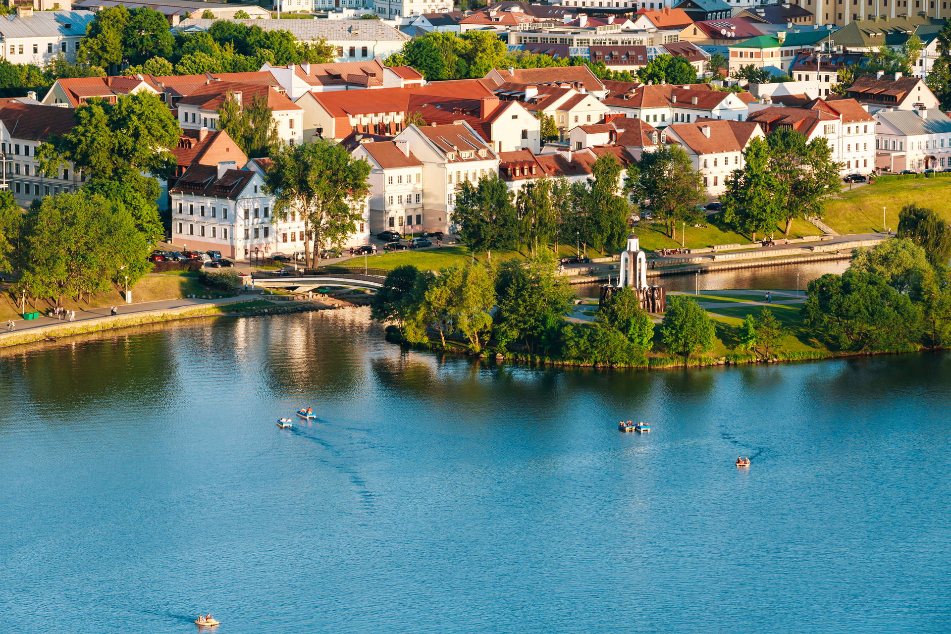 Panorama Mińska z rzeką Świsłocz i łódkami.