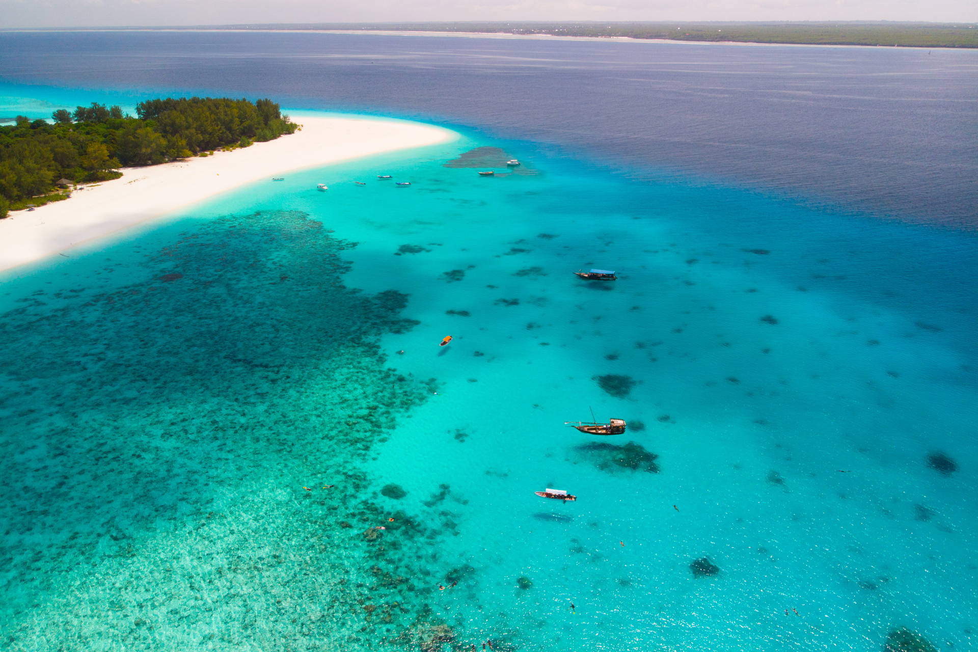 Rajska plaża na Zanzibarze z lotu ptaka.