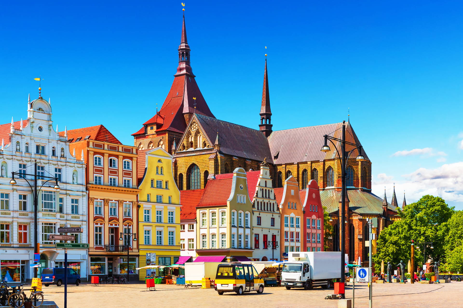 Rynek w Rostocku z kolorowymi kamienicami i kościołem Mariackim.