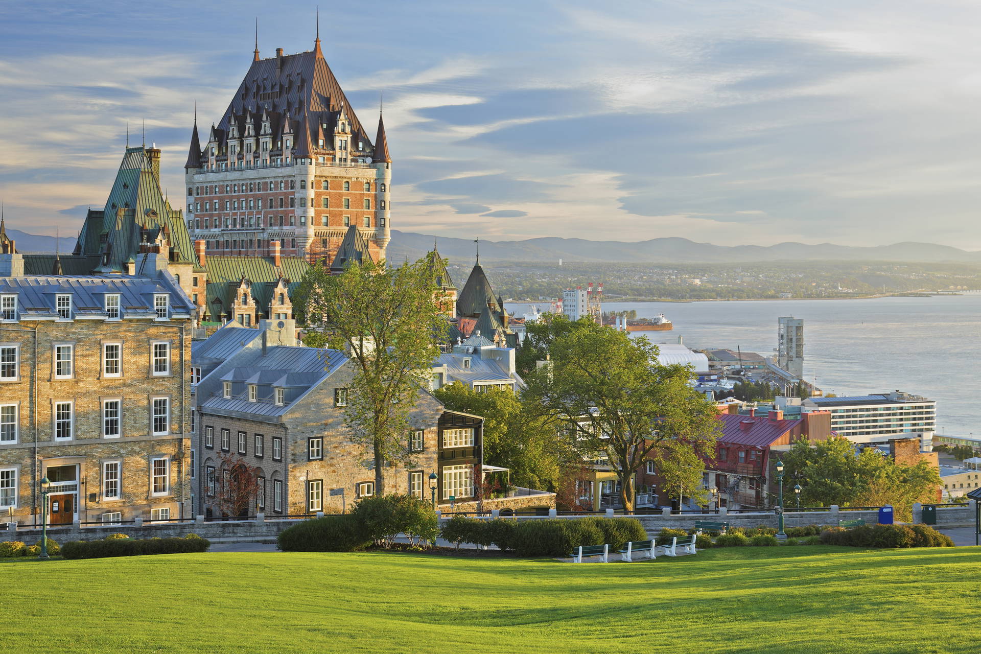 Widok na Château Frontenac w Quebec City z parku.