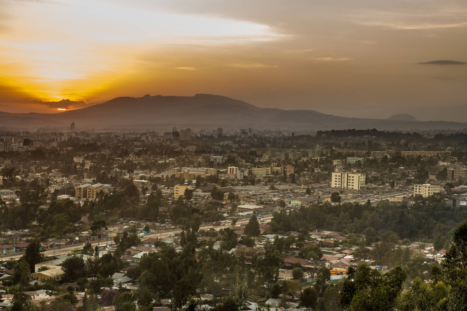 Panorama Addis Abeby o zachodzie.