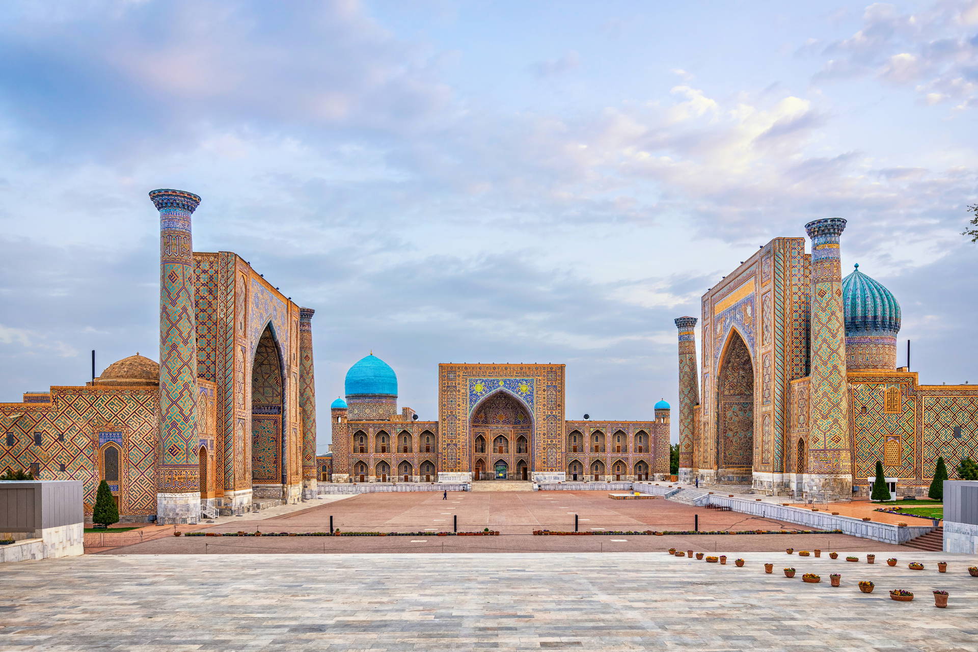 Kompleks Registan w Samarkandzie, Uzbekistan. Widoczne mozaiki i błękitne kopuły.