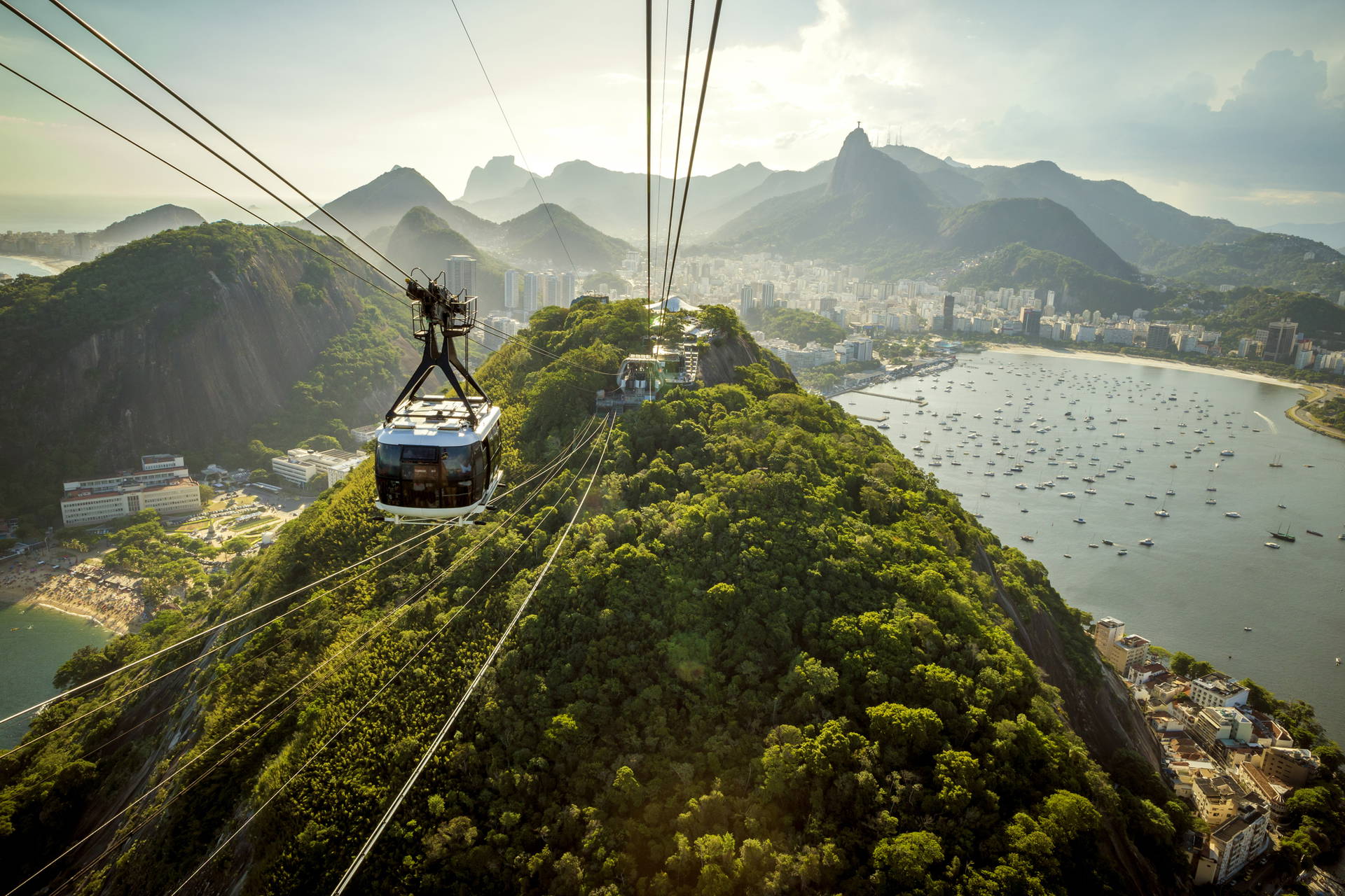 Kolejka linowa z widokiem na Rio de Janeiro.
