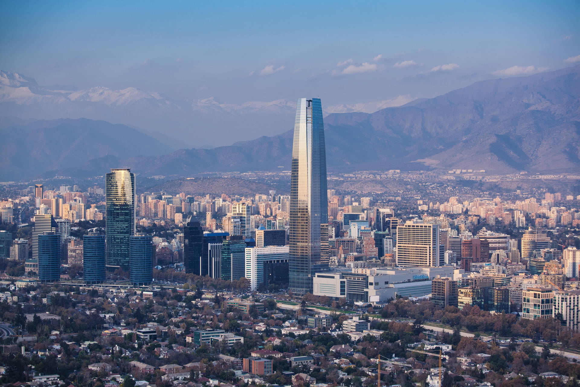Panorama Santiago de Chile z Gran Torre Santiago i Andami w tle.