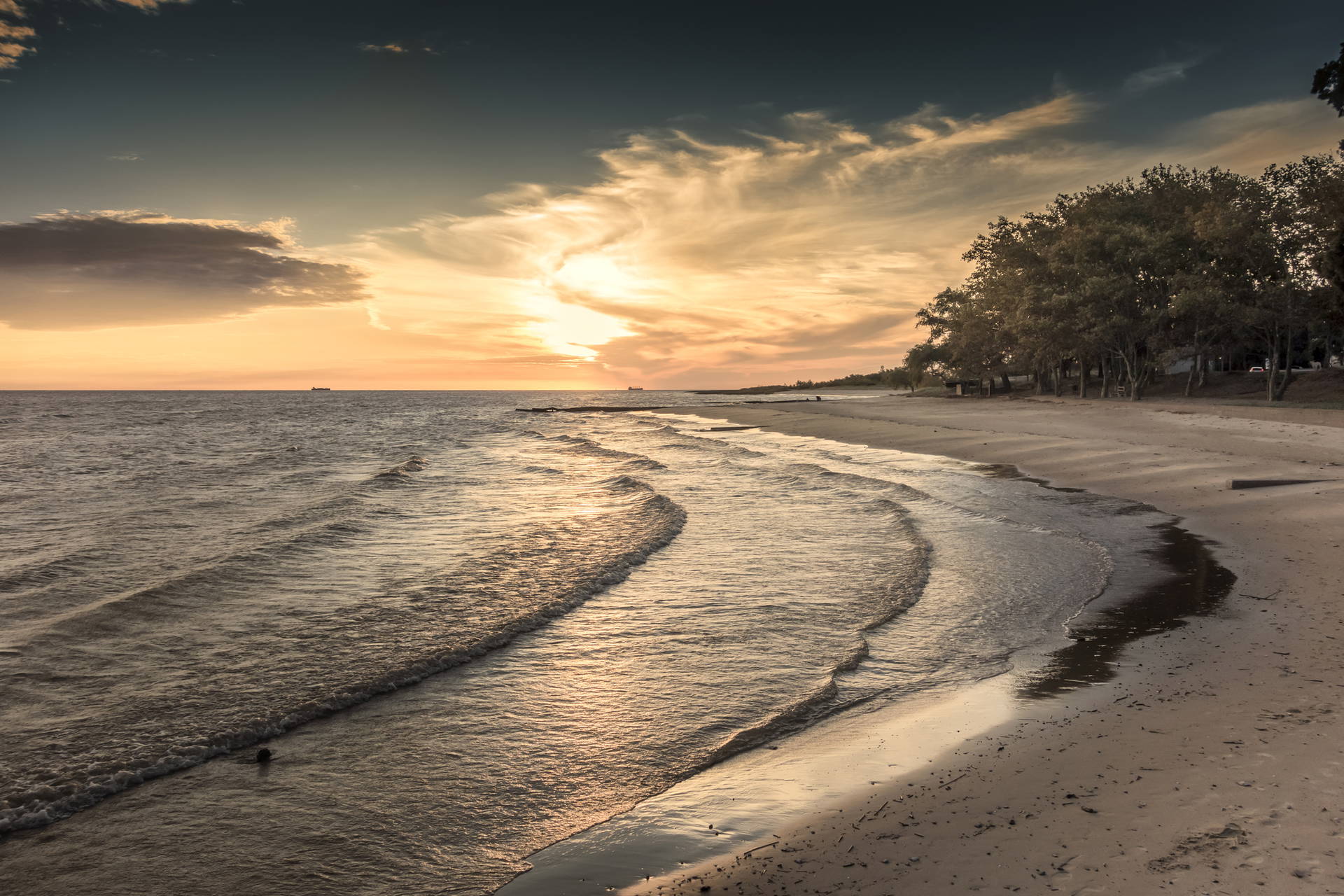 Brzeg morza o zachodzie.