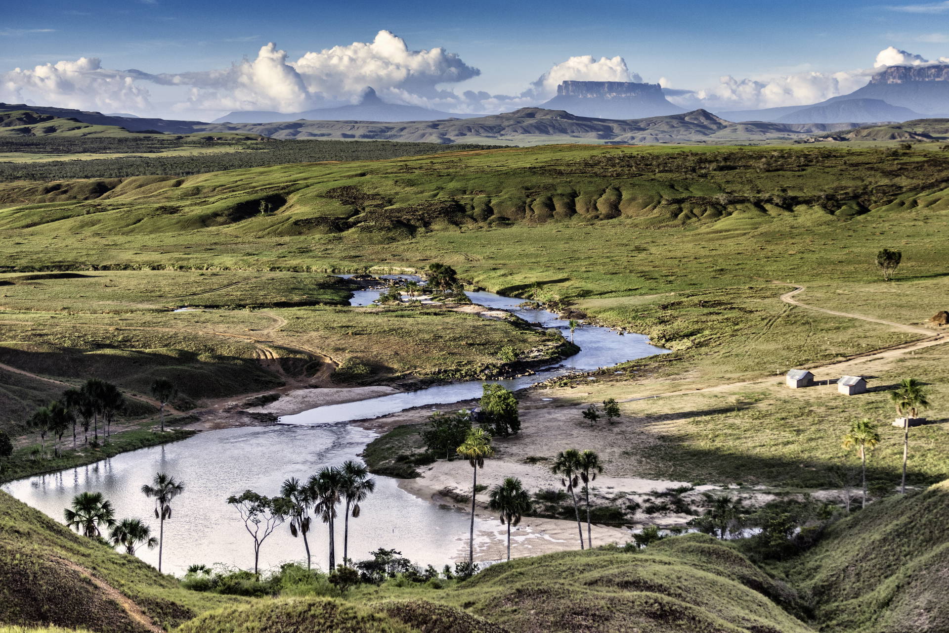 Park Narodowy Canaima w Wenezueli. Krajobraz z rzeką na tle gór stołowych, w tym góry Roraima.