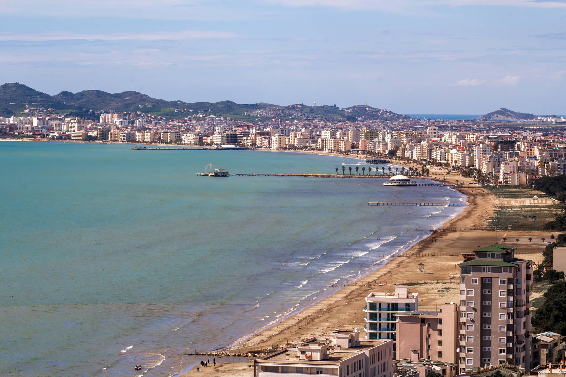 Panoramiczny widok na miasto Durrës w Albanii, długą, piaszczystą plażę i turkusowe morze.