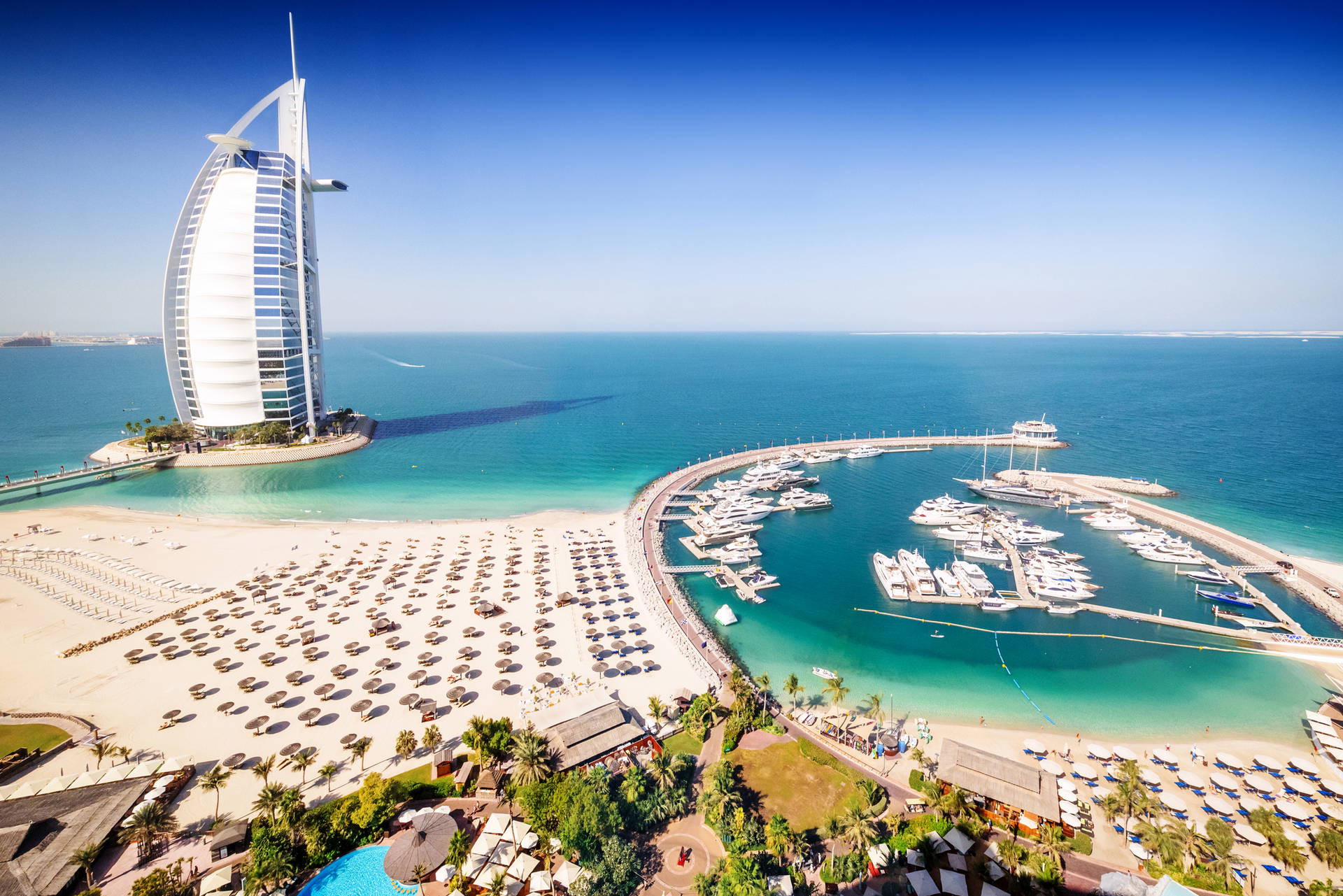 Widok z lotu ptaka na hotel Burdż al Arab w Dubaju.