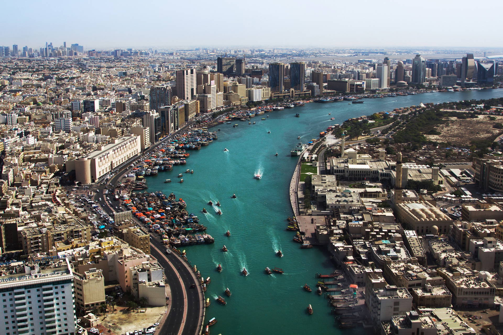 Panorama Dubaju z widokiem na zatokę i łodzie.