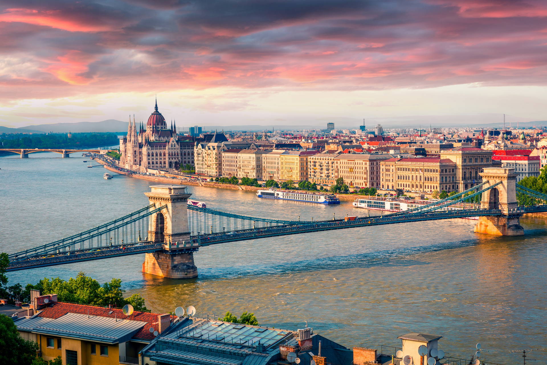 Panorama Budapesztu o zachodzie słońca z widokiem na Most Łańcuchowy i budynek Parlamentu.