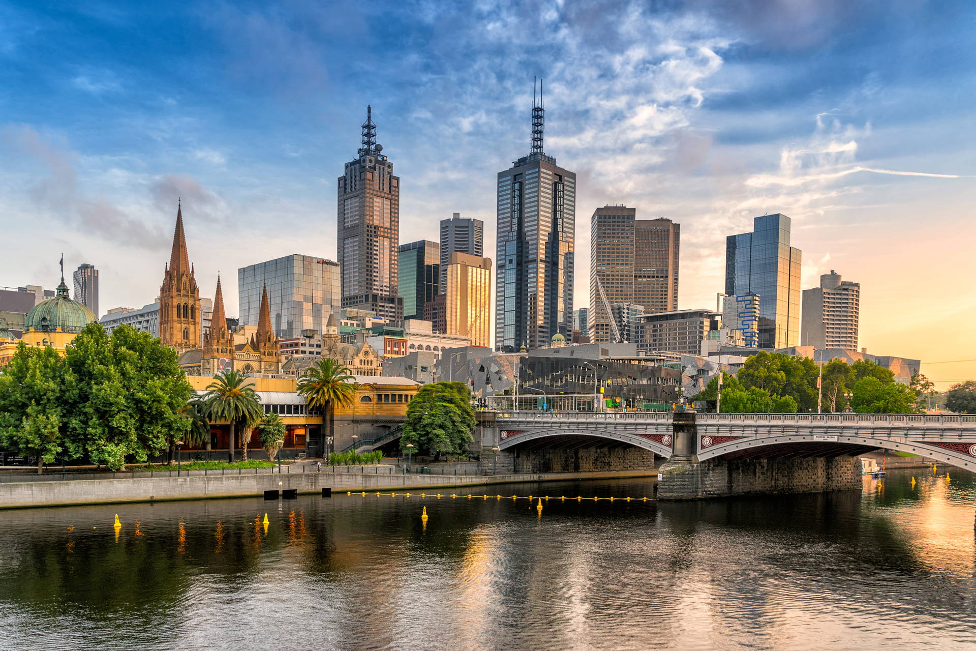 Panorama Melbourne z rzeką Yarra i mostem Princes.