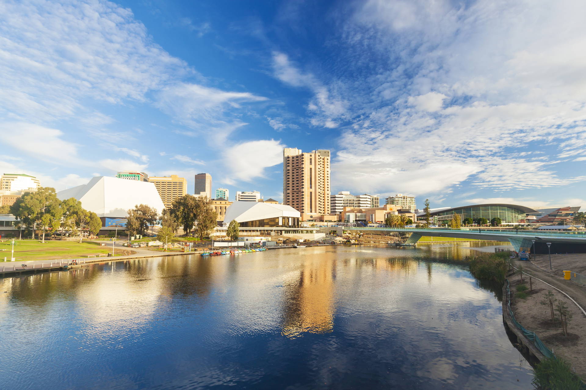 Panorama Adelajdy i rzeki Torrens w słoneczny dzień.