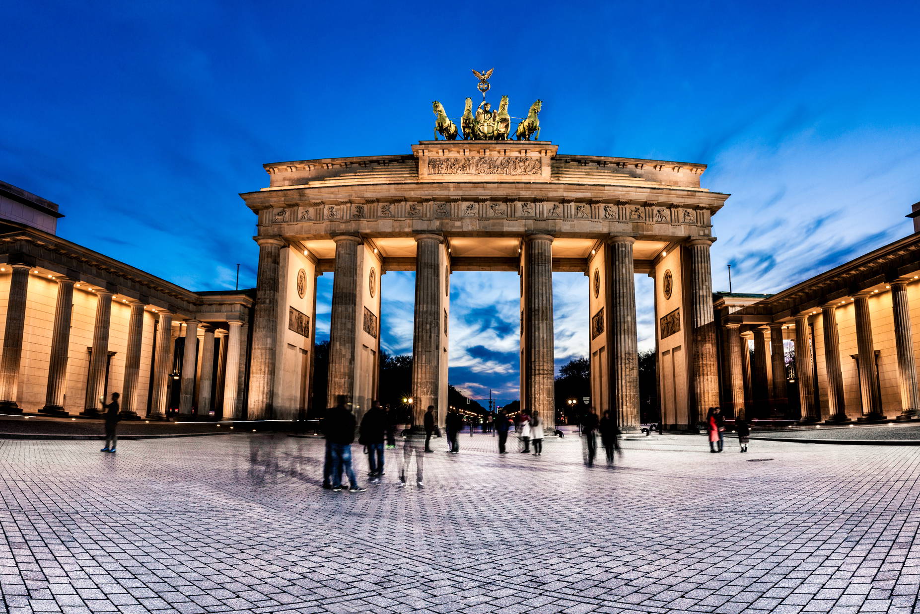 Brama Brandenburska w Berlinie oświetlona nocą.