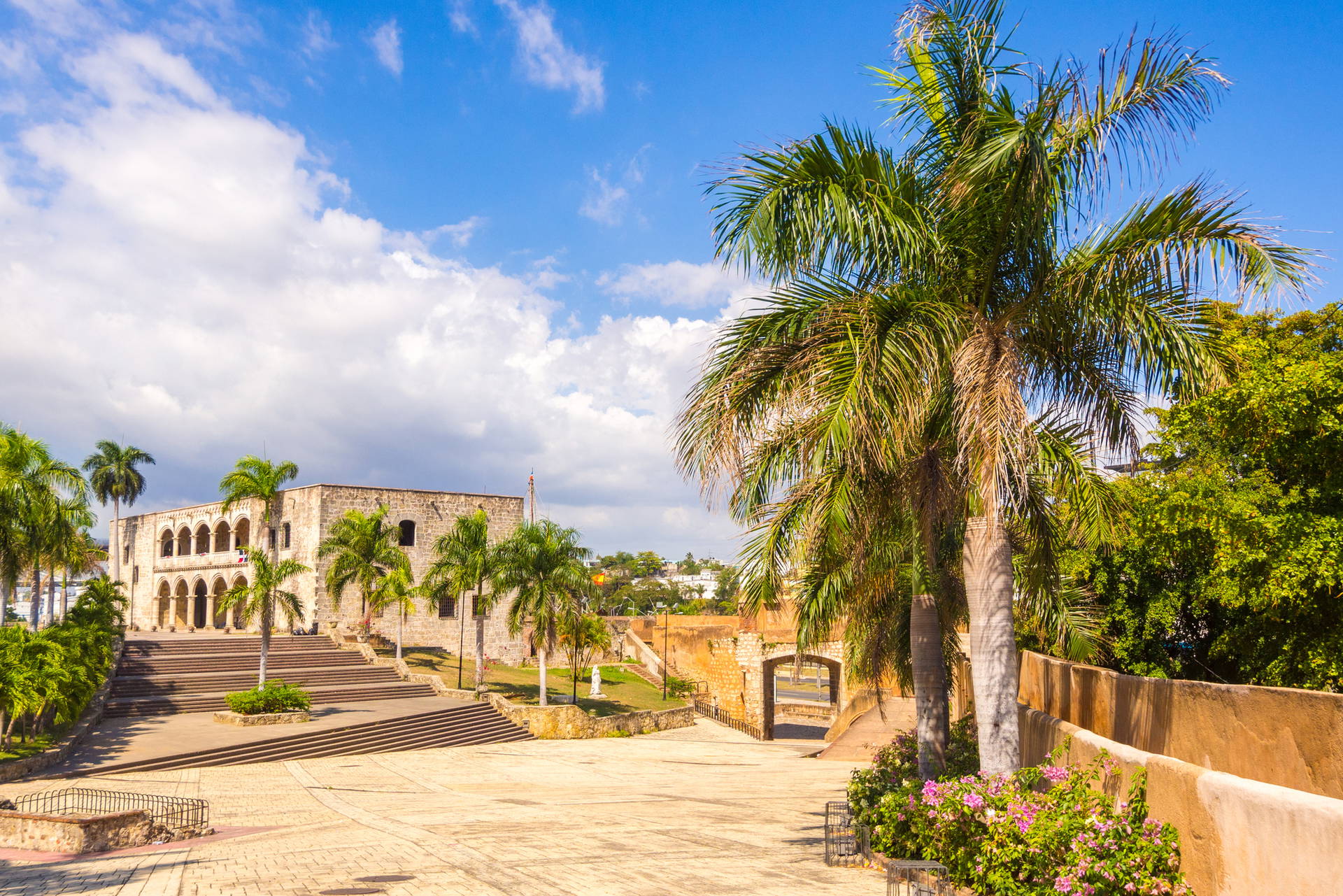 Kolonialny budynek w Santo Domingo na tle błękitnego nieba i palm.