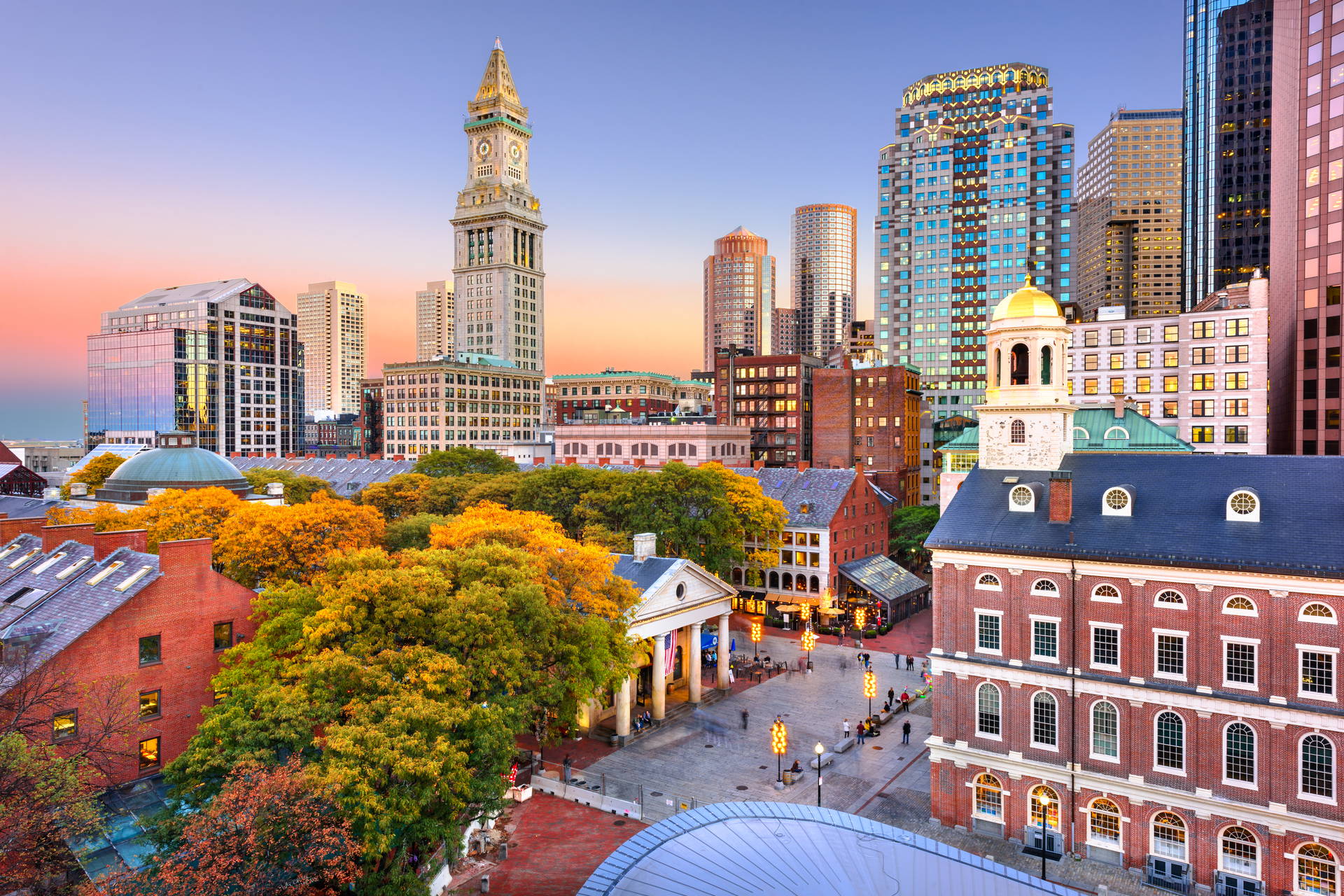 Panorama Bostonu z zabytkowymi budynkami i nowoczesnymi wieżowcami.