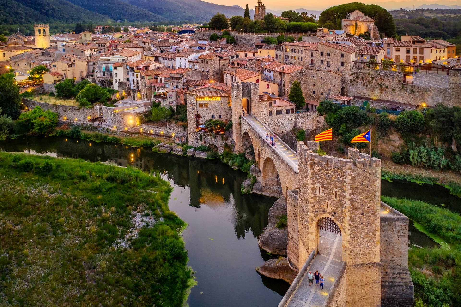 Besalú: średniowieczne miasto z kamiennym mostem.