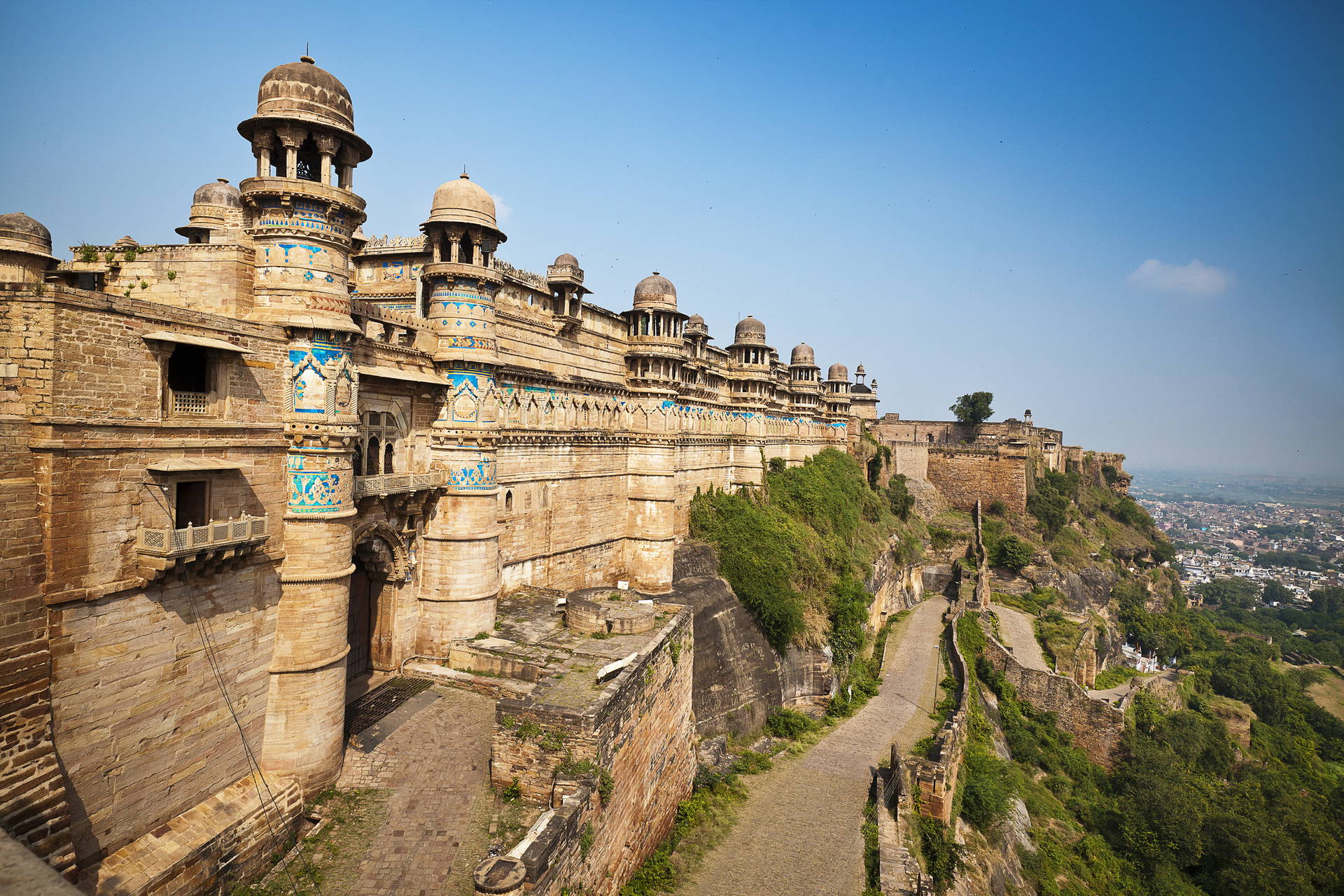 Fort Gwalior w Indiach widziany z kamiennej ścieżki.