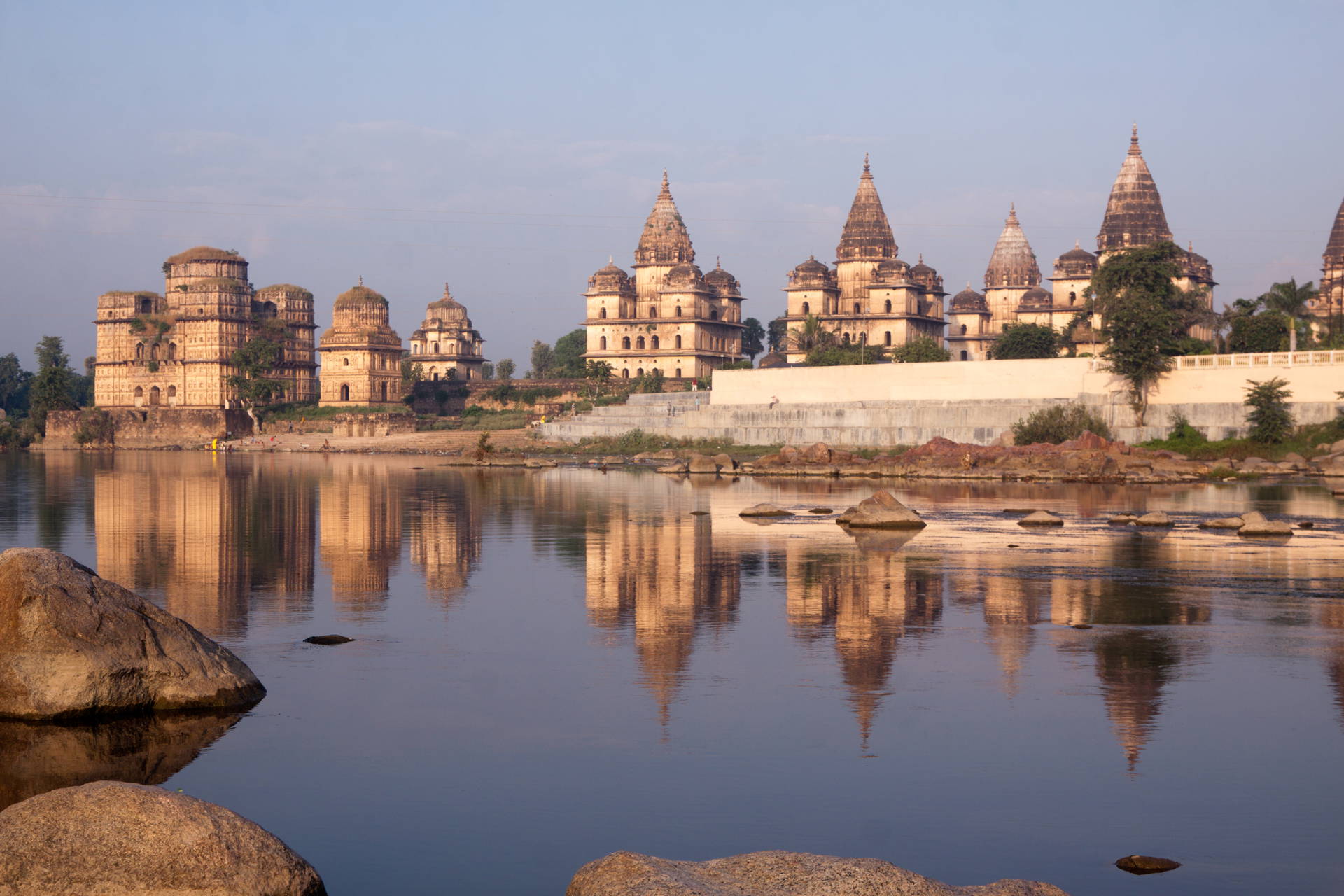 Kompleks królewskich grobowców w Orchha, Indie.